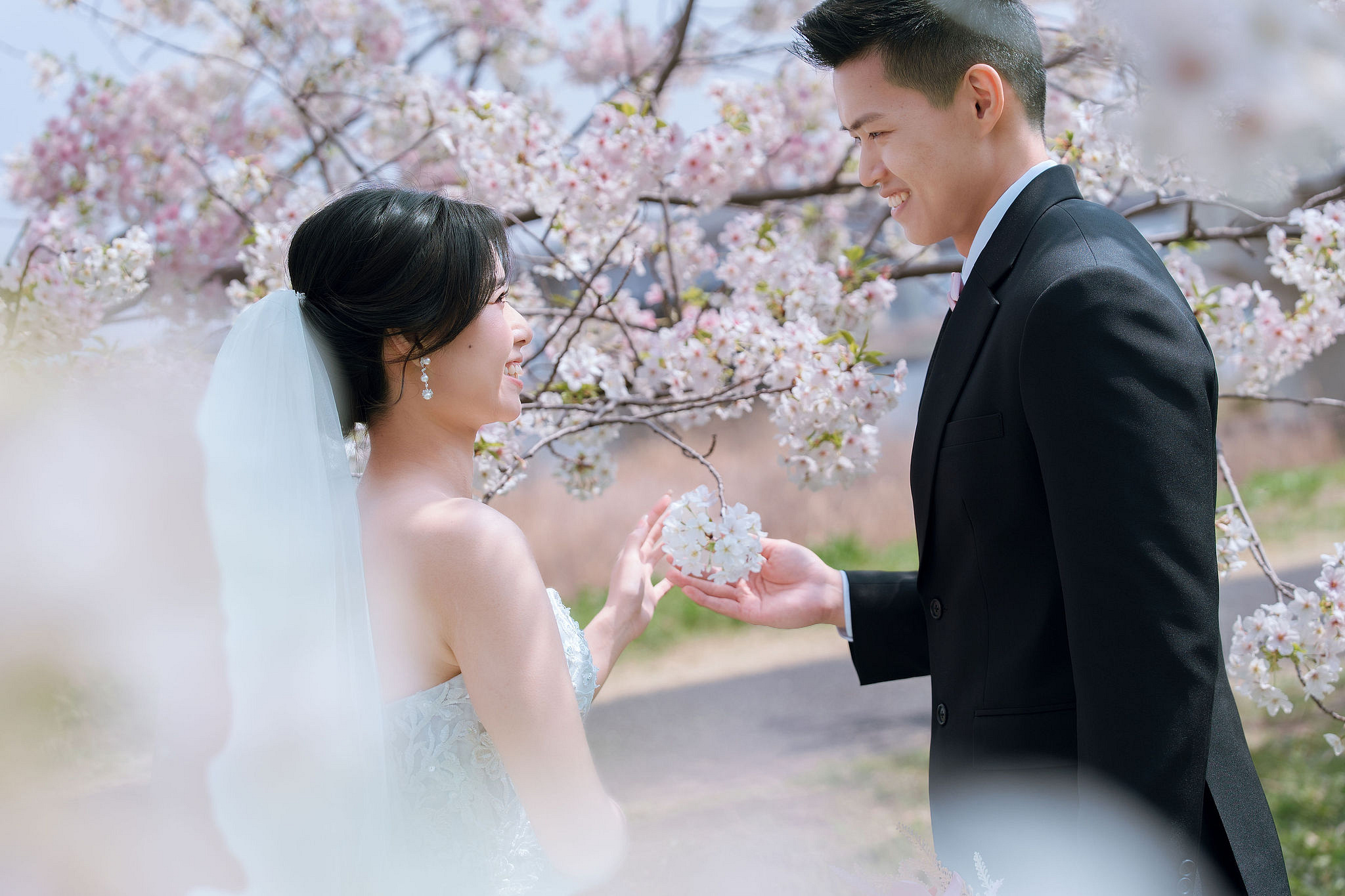 Tokyo & Mt Fuji Pre-Wedding Photoshoot | Senso-Ji Temple, Tokyo Park & Lake Kawaguchiko at Tokyo Park pre-wedding photo