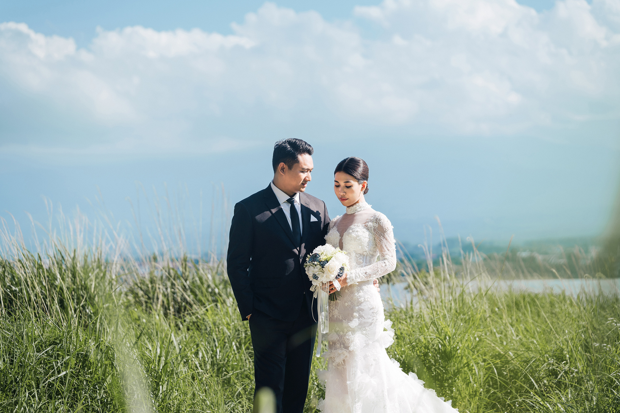 Mt. Fuji & Tokyo Pre-Wedding Photoshoot | Chureito Pagoda, Lake Kawaguchiko & Shinjuku at Lake Kawaguchiko pre-wedding photo