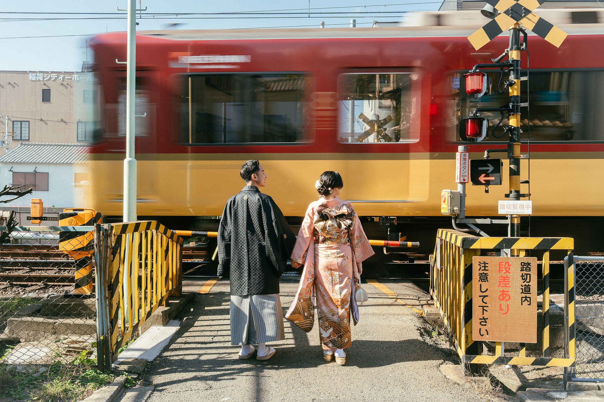 Kyoto Pre-Wedding Photoshoot | Gion Streets & Fushimi Inari Shrine & Nara Park at Historic Streets & Railway Crossing pre-wedding photo