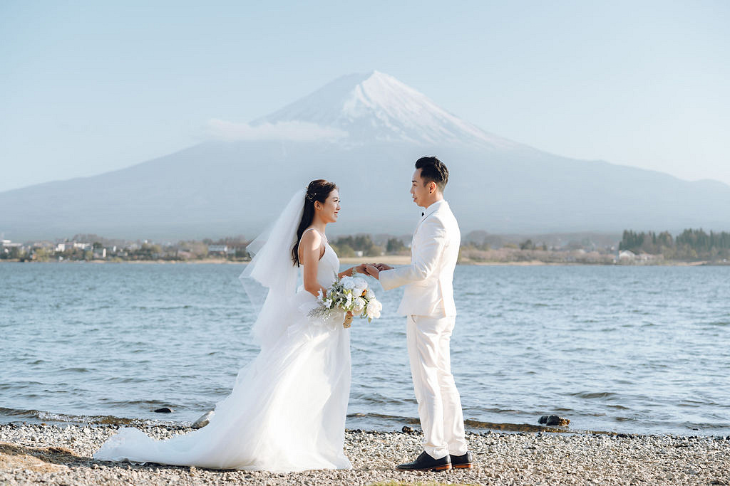 Tokyo & Mt Fuji Pre-Wedding Photoshoot | Mt Fuji Shrine, Chureito Pagoda & Lake Kawaguchiko at Lake Kawaguchiko pre-wedding photo