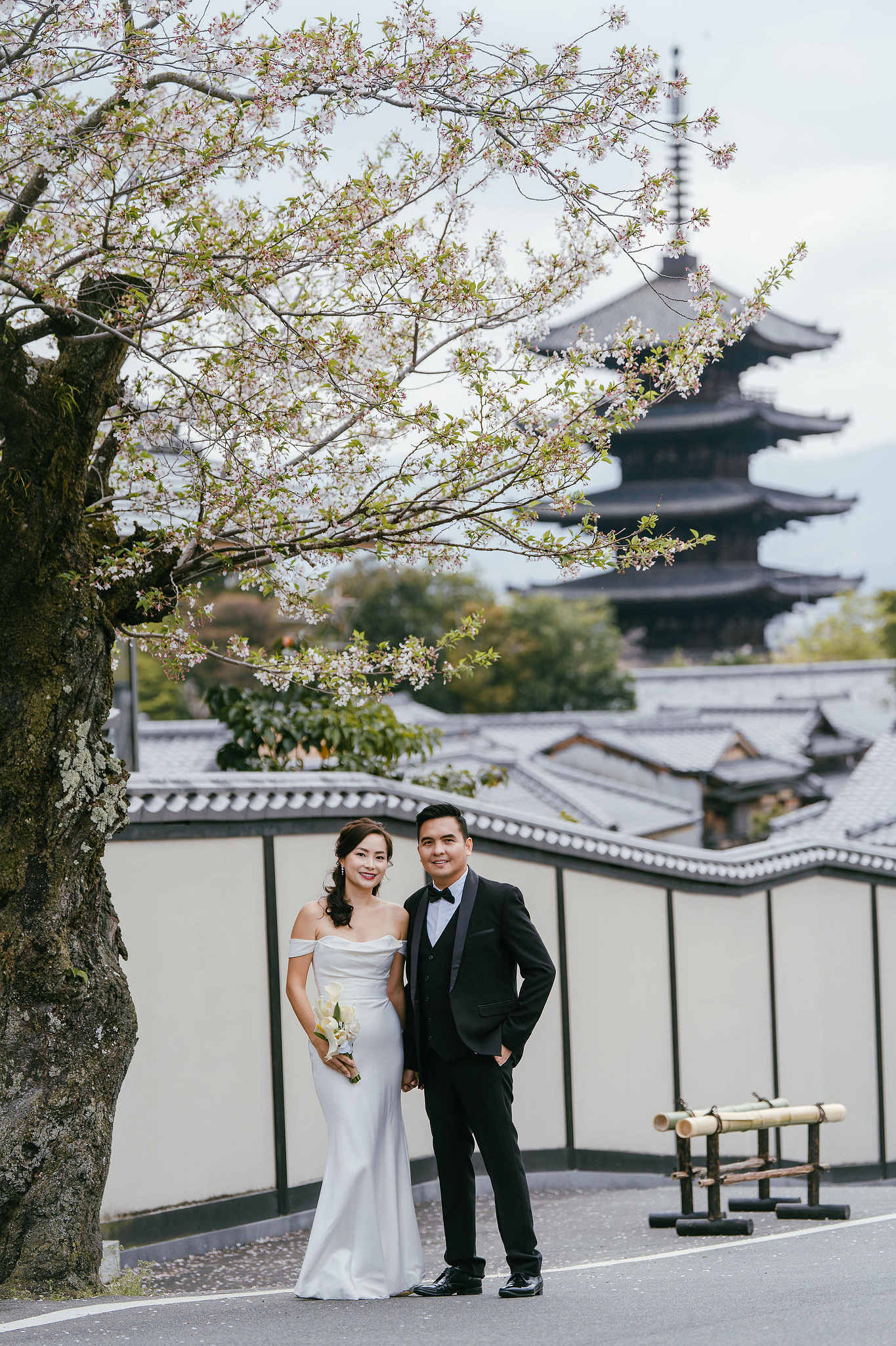 Kyoto Pre-Wedding Photoshoot | Gion Canal, Ninenzaka & Mount Wakakusa at Ninenzaka & Yasaka Pagoda pre-wedding photo