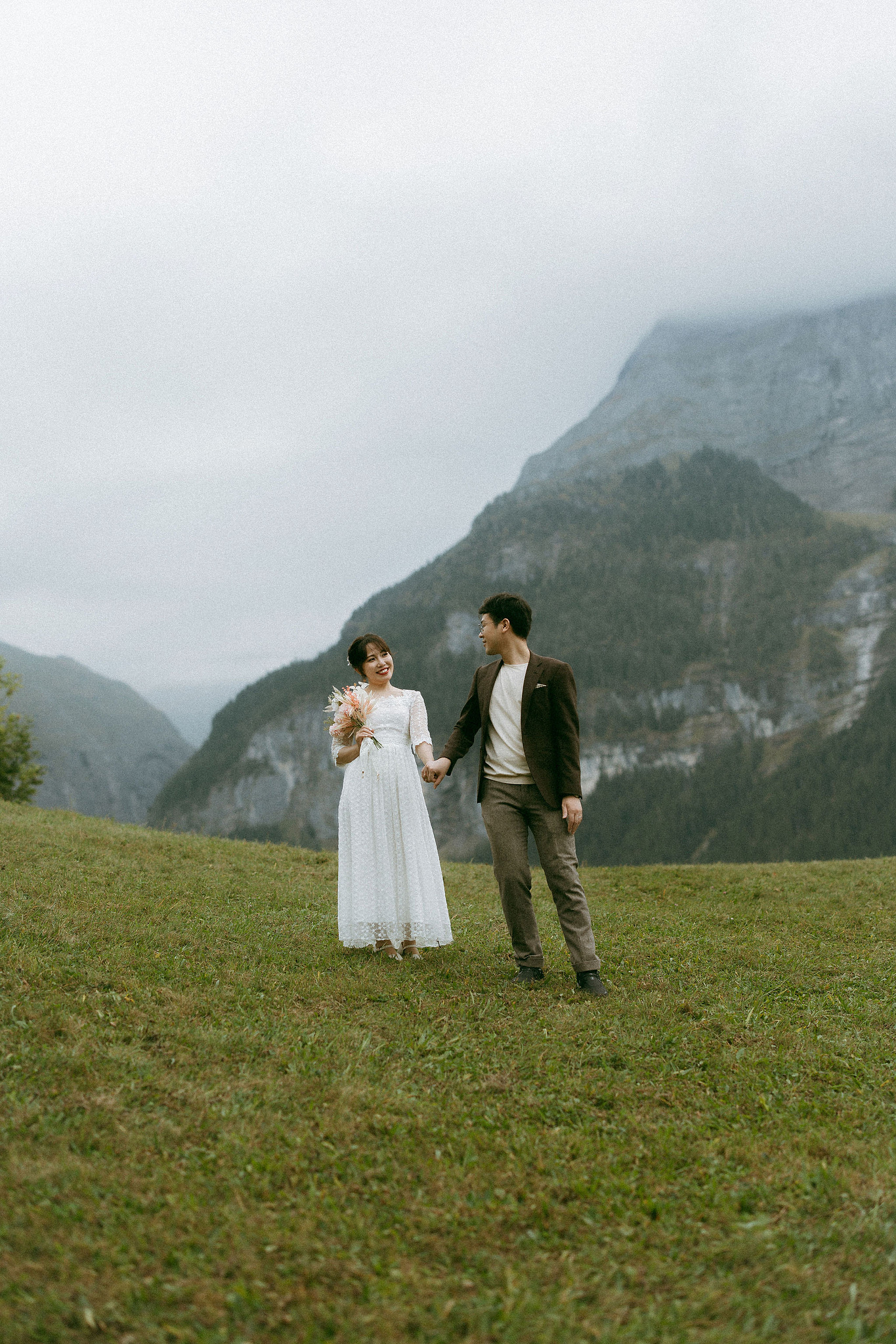 Switzerland Honeymoon Photoshoot Lucerne City Grindelwald First Cliff Lauterbrunnen Village at Lauterbrunnen pre-wedding photo