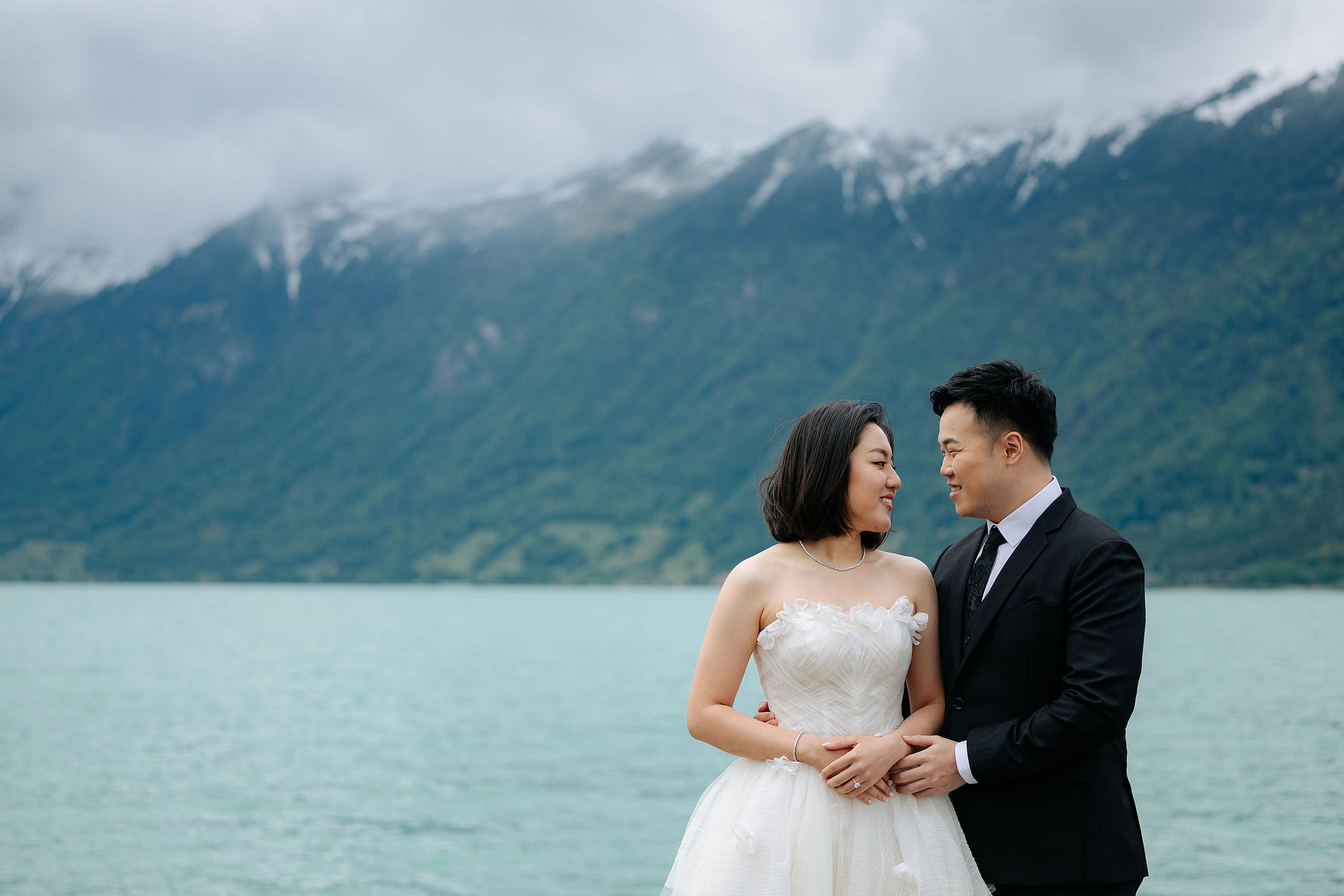 Switzerland Pre-Wedding Photoshoot | Lake Brienz & Grindelwald & Lauterbrunnen at Lake Brienz pre-wedding photo