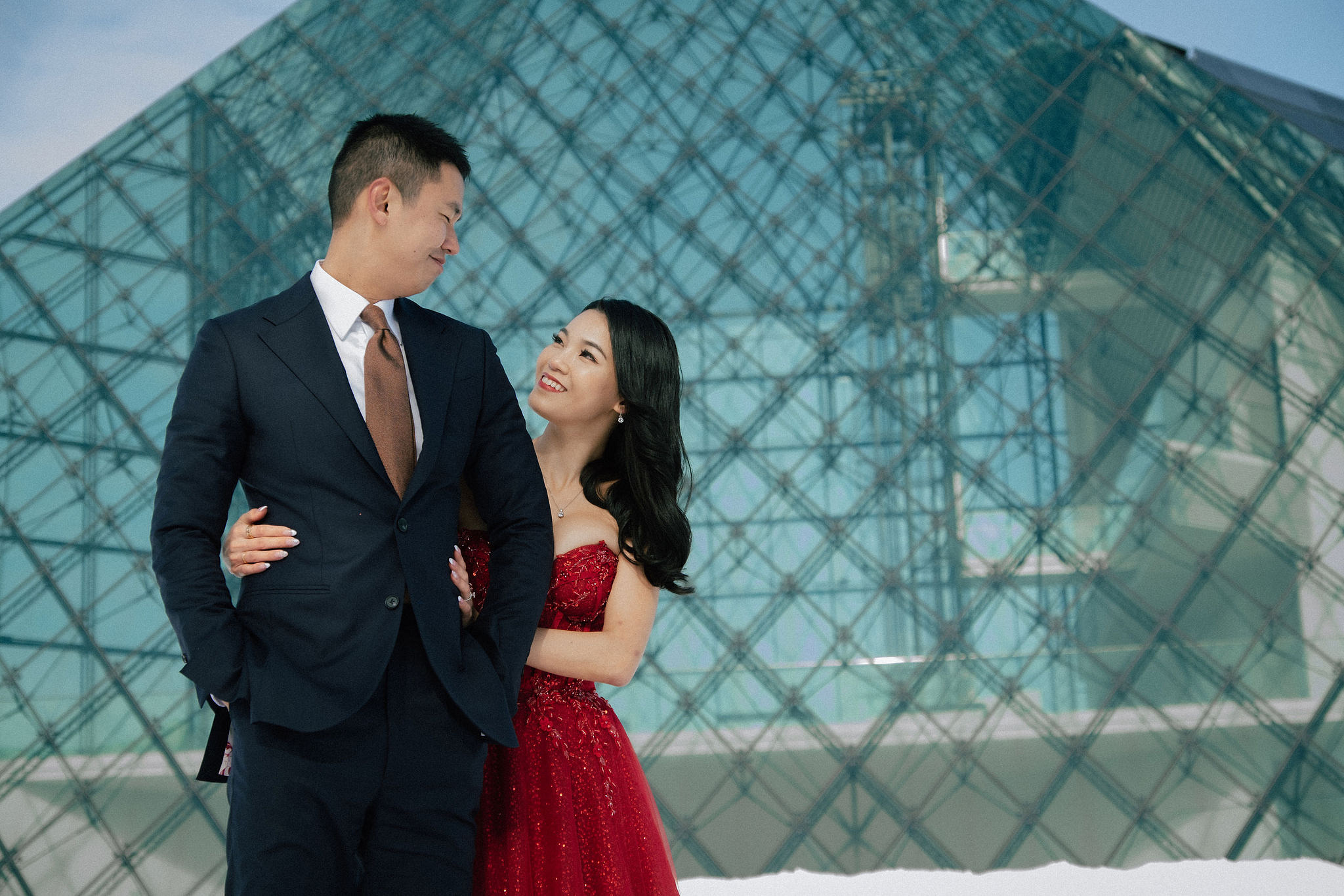 Hokkaido Pre-Wedding Photoshoot with Iyahiko Shrine, Nakajima Park, Moerenuma Park & Otaru Canal at Moerenuma Park pre-wedding photo