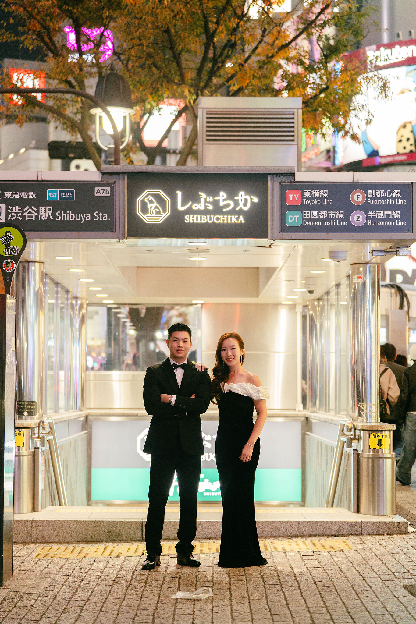 Tokyo & Mt Fuji Pre-Wedding Photoshoot | Maple Corridor, Lake Kawaguchiko & Shibuya Crossing at Shibuya Crossing pre-wedding photo