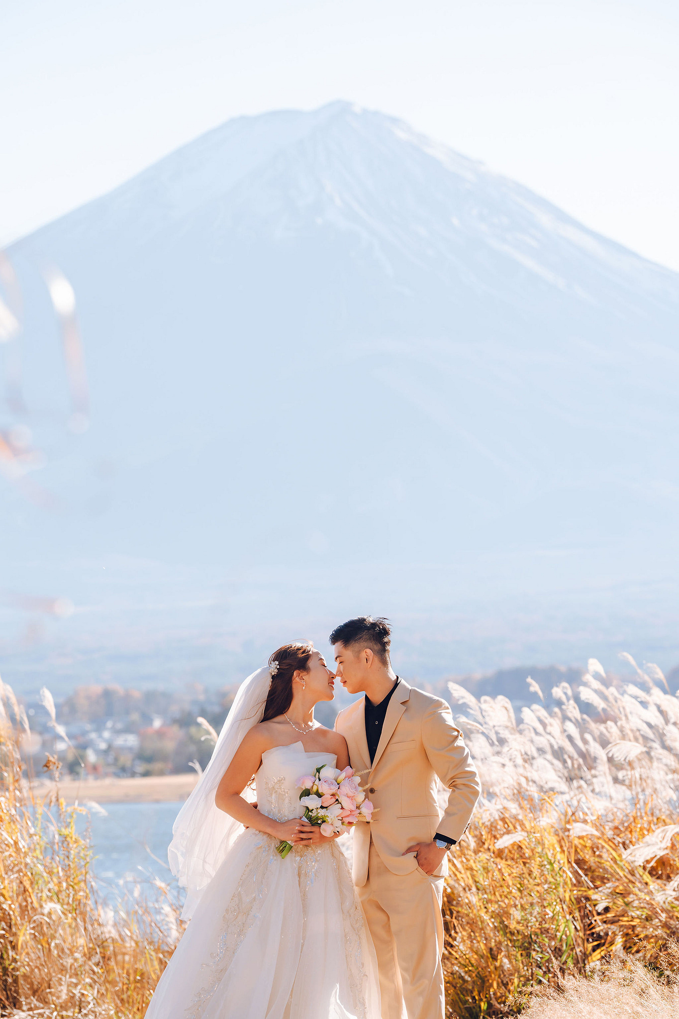Tokyo & Mt Fuji Pre-Wedding Photoshoot | Maple Corridor, Lake Kawaguchiko & Shibuya Crossing at Lake Kawaguchiko pre-wedding photo