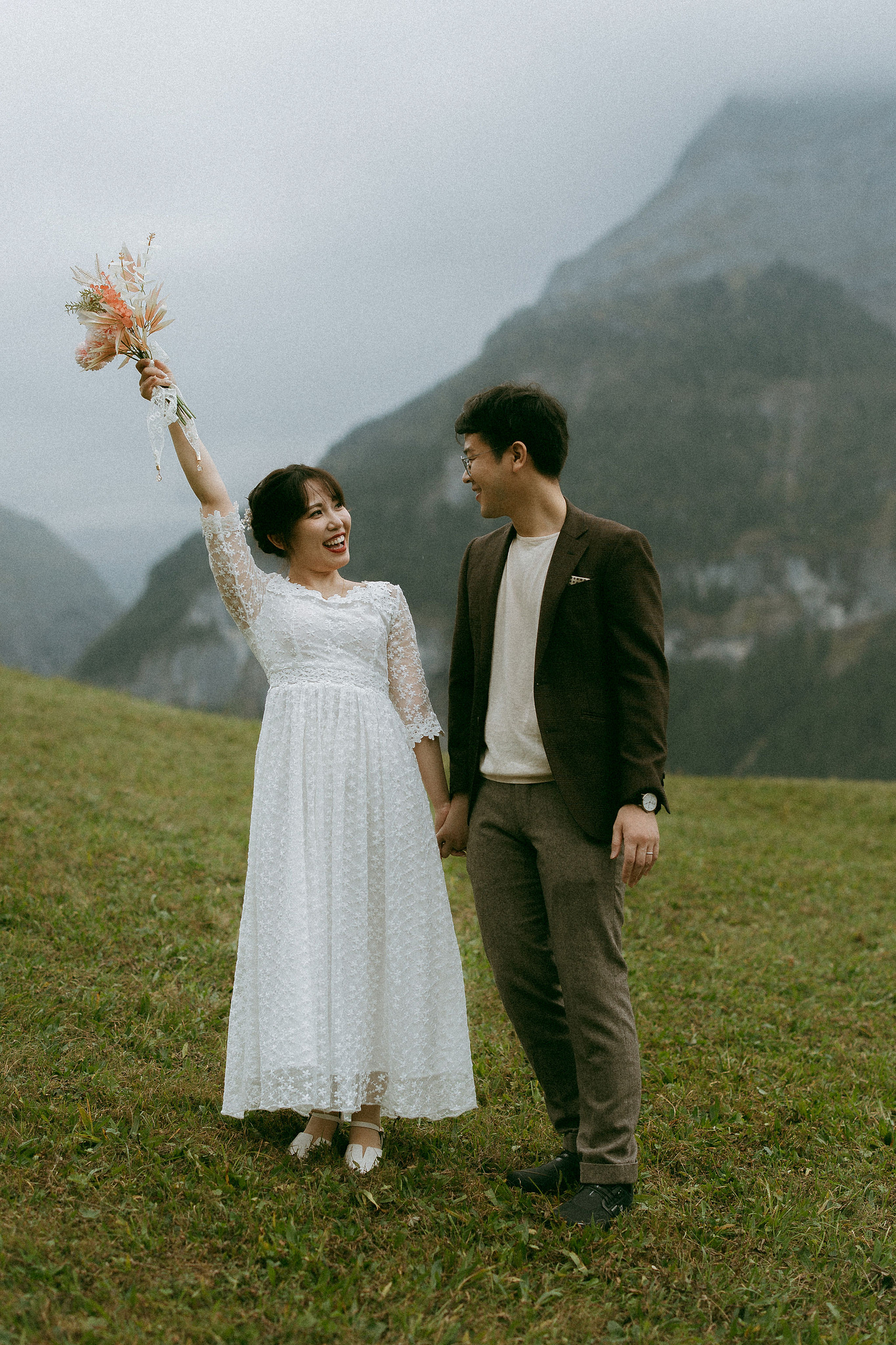 Switzerland Honeymoon Photoshoot Lucerne City Grindelwald First Cliff Lauterbrunnen Village at Lauterbrunnen pre-wedding photo