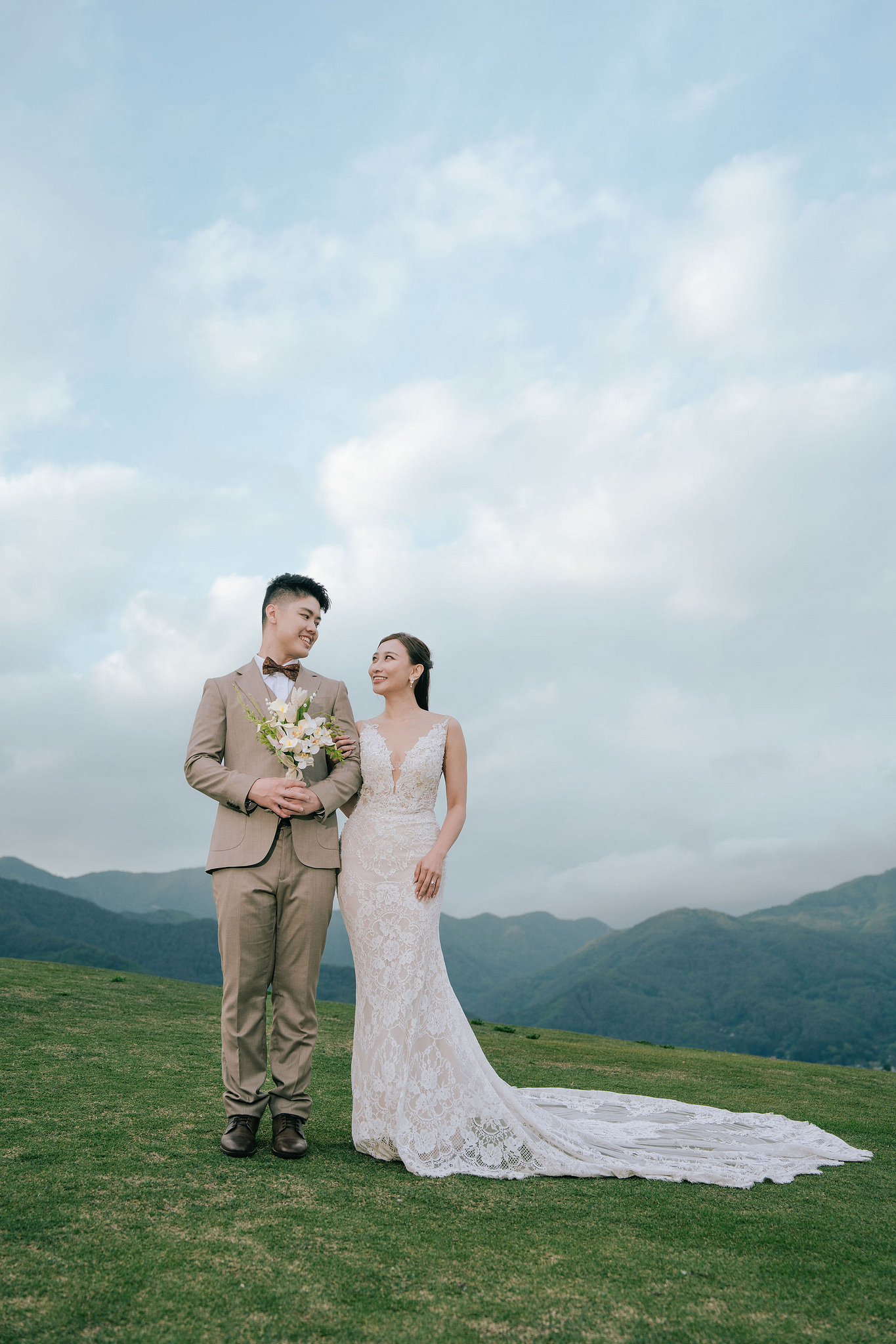 Mt. Fuji Pre-Wedding Photoshoot | Mt. Fuji Village, Oishi Park & Mt. Fuji Park at Mt. Fuji Park pre-wedding photo