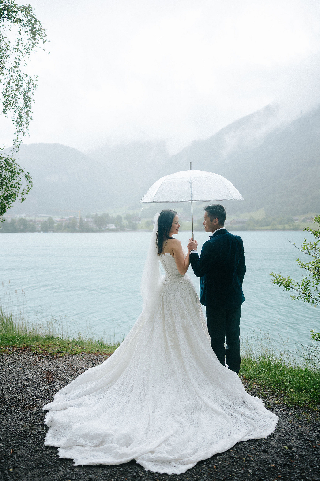 Switzerland Pre-Wedding Photoshoot | Grindelwald Village & Lauterbrunnen & Lake Lungern at Lake Lungern pre-wedding photo