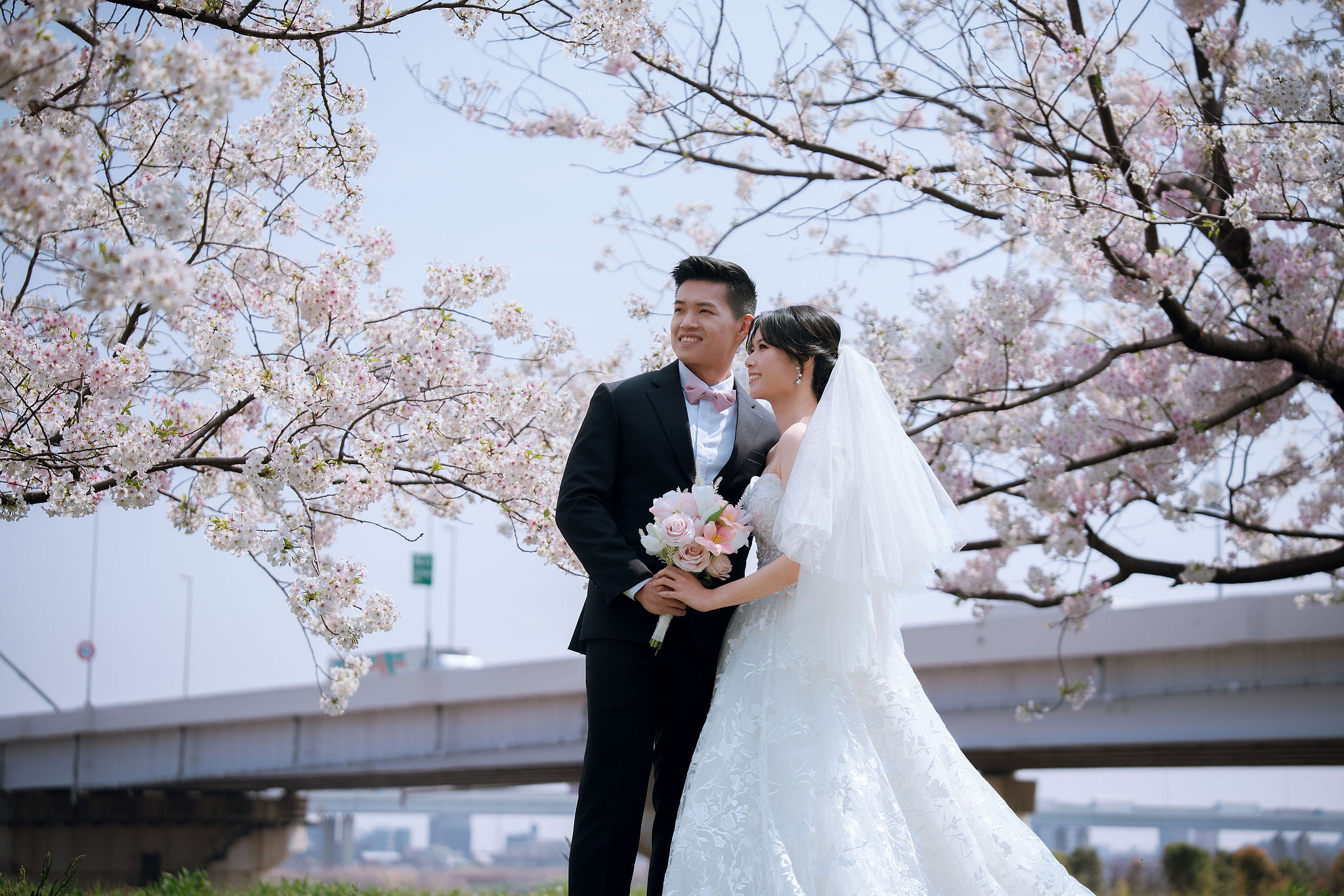 Tokyo & Mt Fuji Pre-Wedding Photoshoot | Senso-Ji Temple, Tokyo Park & Lake Kawaguchiko at Tokyo Park pre-wedding photo