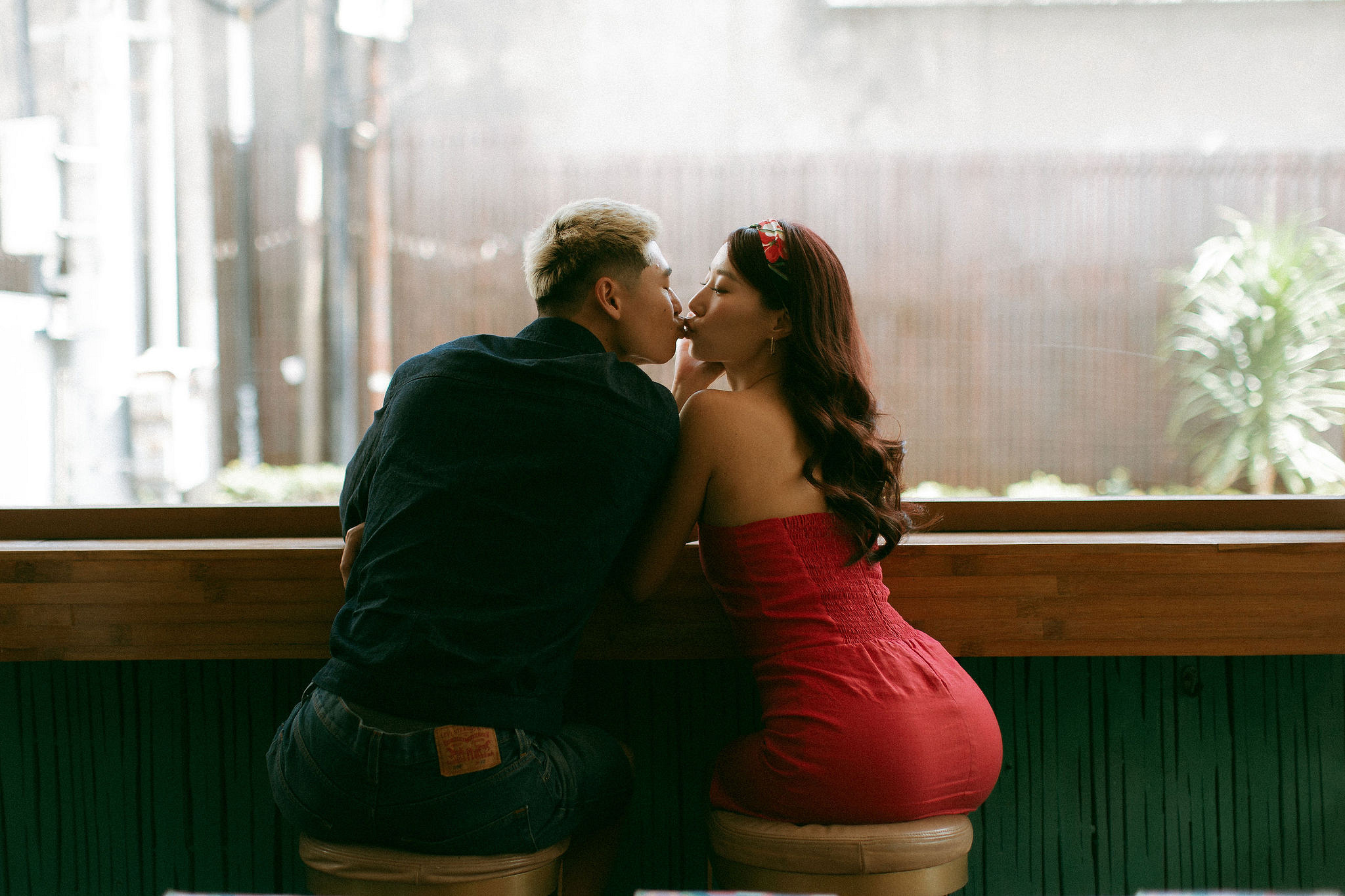 Bali Pre-Wedding Photoshoot | Mt. Batur Pinggan Village, Gelato Diner & Black Sand Beach at Restaurant   pre-wedding photo