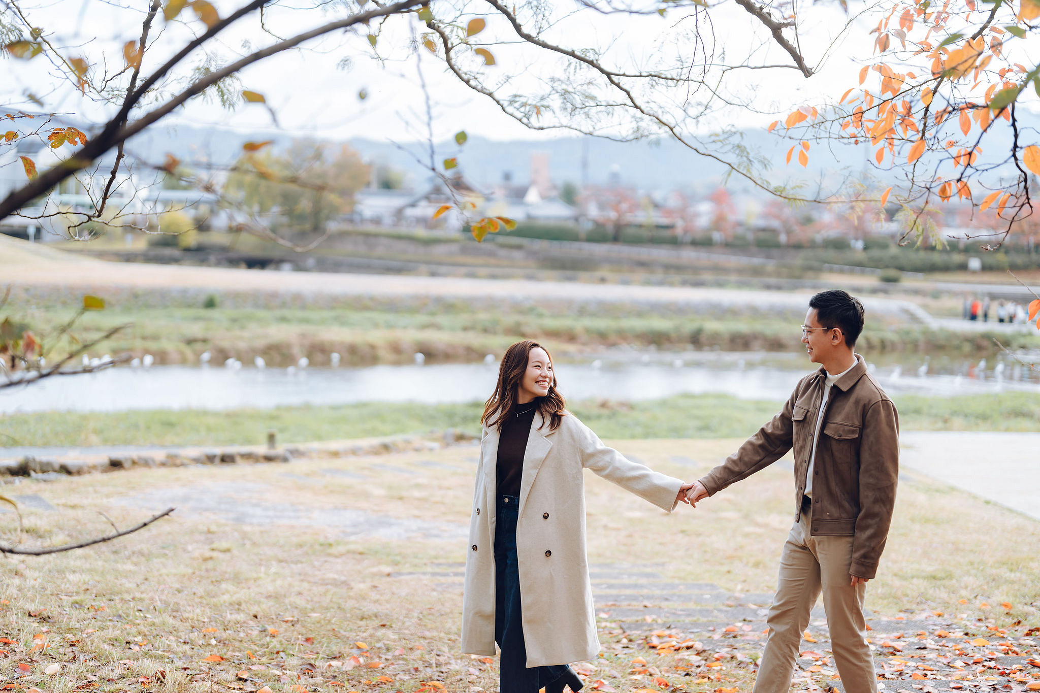 Kyoto Pre-Wedding Photoshoot | Kamo River, Nara Deer Park & Mt. Wakakusa at Kamo River pre-wedding photo
