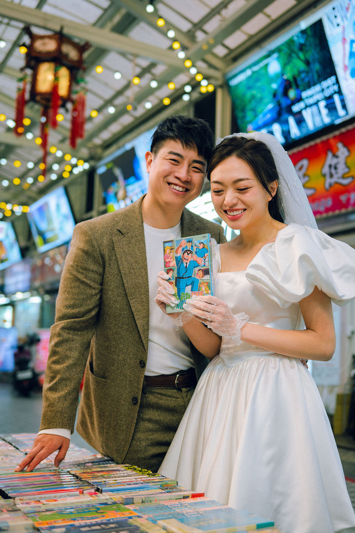 Taiwan Pre-Wedding Photoshoot | Dadaocheng, Nanjing Road & Huaxi Street at Huaxi Street pre-wedding photo
