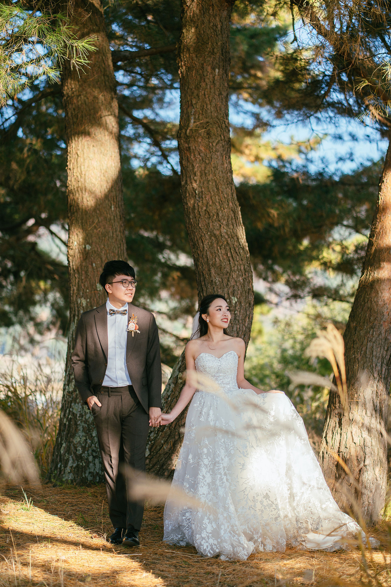 Tokyo & Mt Fuji Pre-Wedding Photoshoot | Asakusa Temple, Maple Corridor, Susuki Fields & Lake Kawaguchiko at Suzuki Fields pre-wedding photo