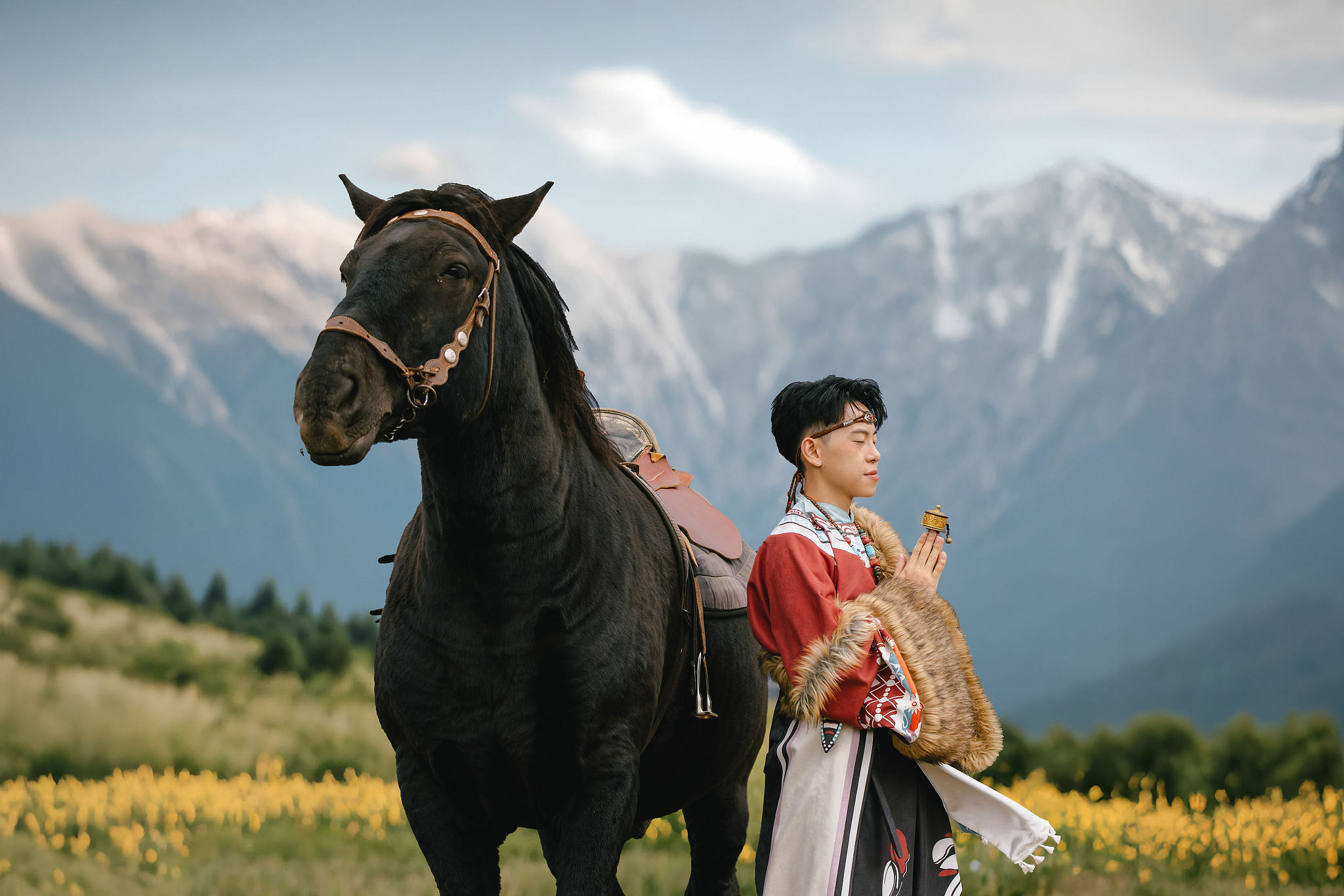 Yunnan Pre-Wedding Photoshoot Lijiang Dragon Jade Mountain Tribal Experience Ancient Town Hanfu at Yunnan Highland Pastures pre-wedding photo