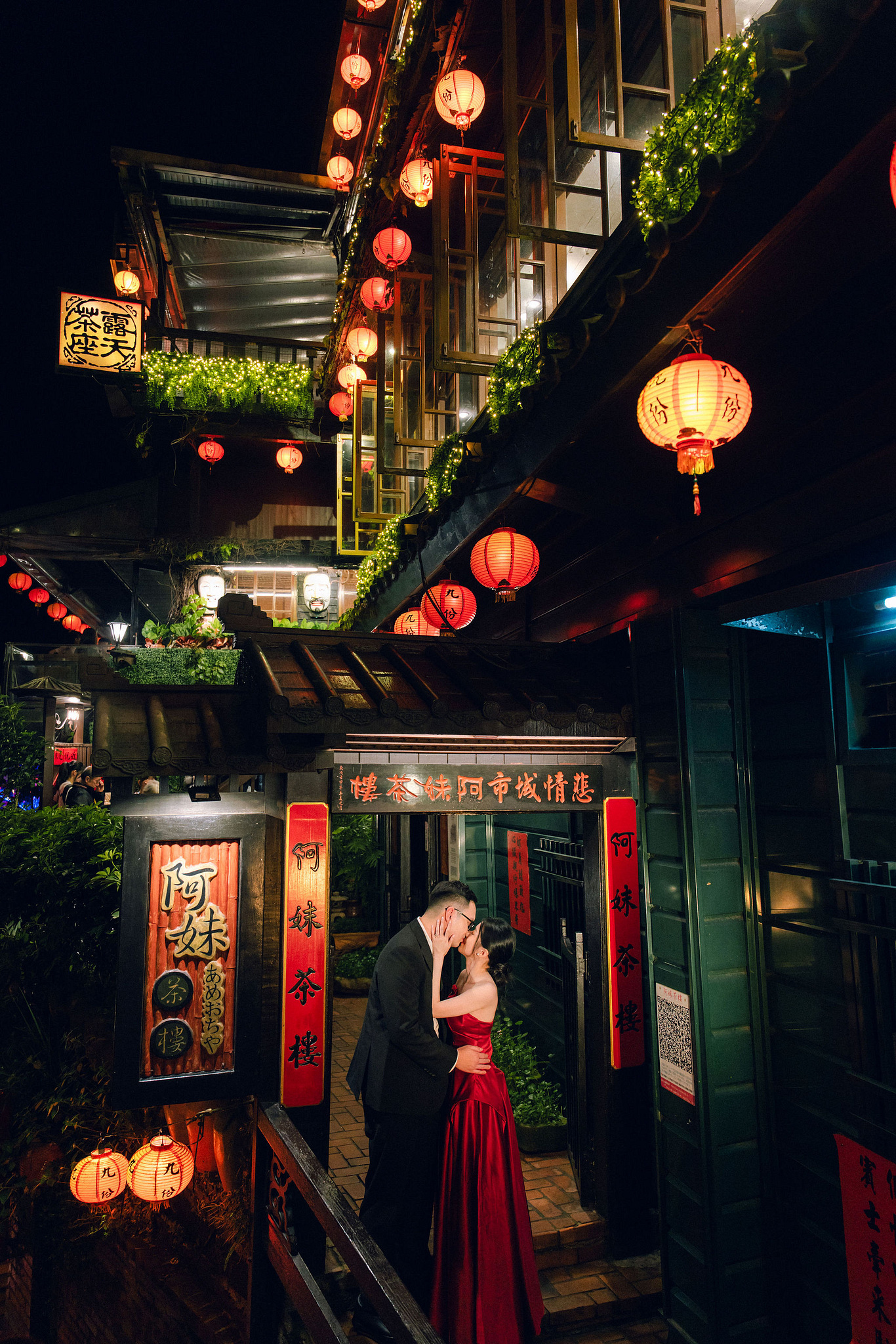 Taiwan Pre-Wedding Photoshoot | Dadaocheng, Shifen & Jiufen at Jiufen pre-wedding photo
