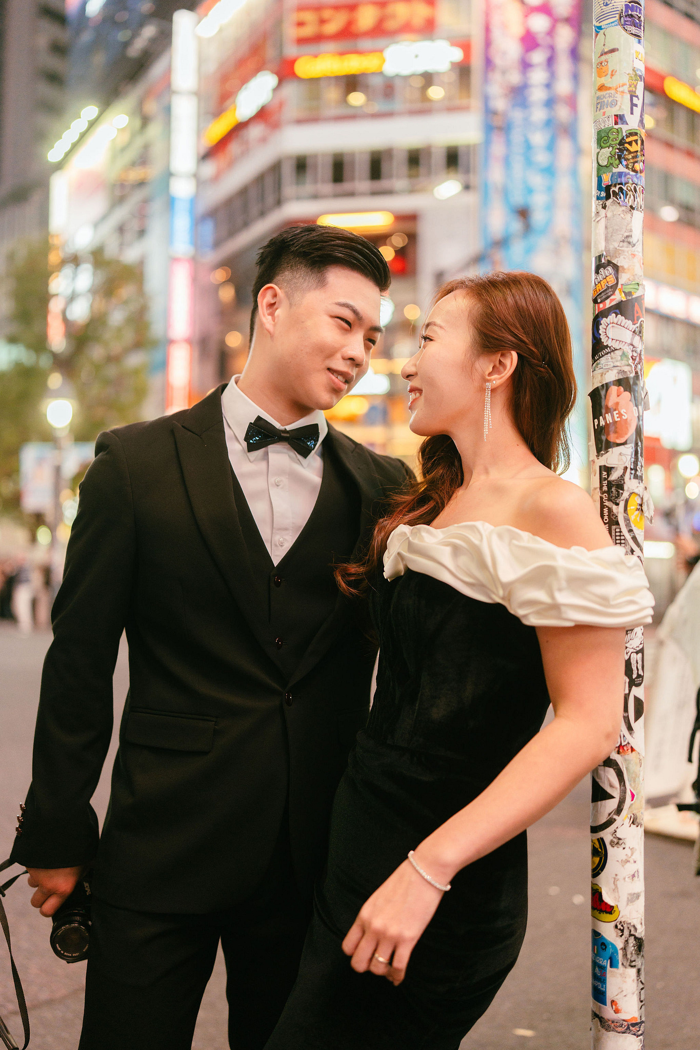 Tokyo & Mt Fuji Pre-Wedding Photoshoot | Maple Corridor, Lake Kawaguchiko & Shibuya Crossing at Shibuya Crossing pre-wedding photo