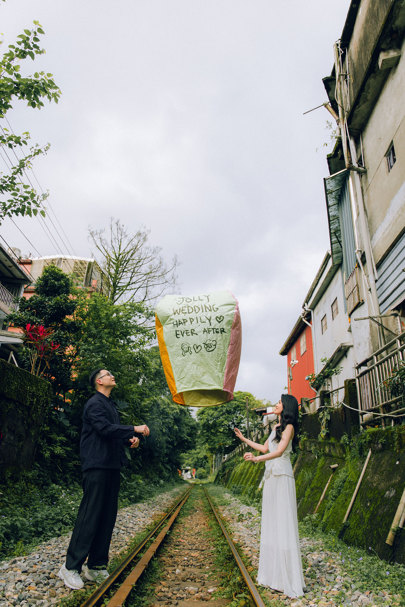 Taiwan Pre-Wedding Photoshoot | Dadaocheng, Shifen & Jiufen at Shifen pre-wedding photo