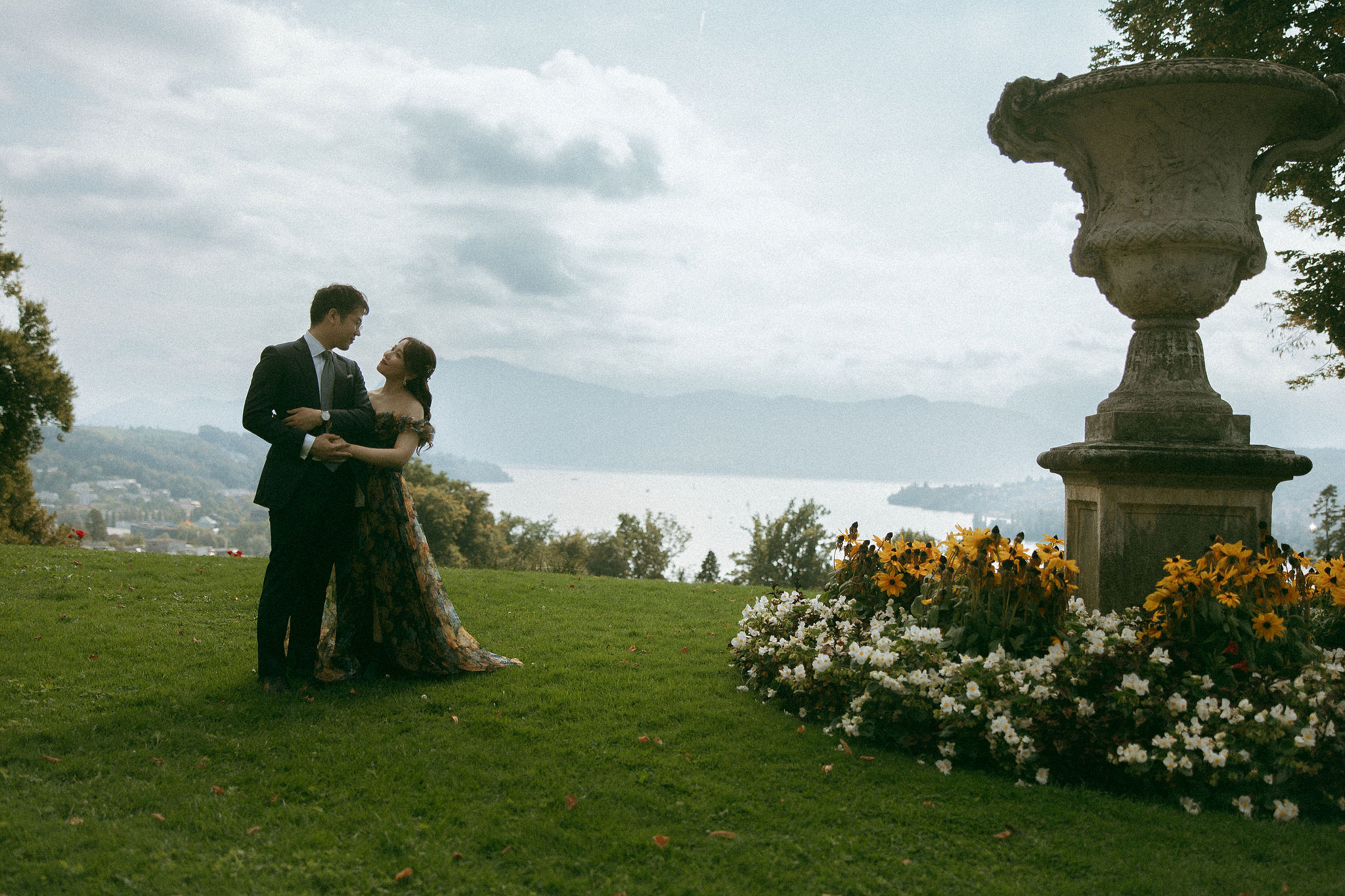 Switzerland Honeymoon Photoshoot Lucerne City Grindelwald First Cliff Lauterbrunnen Village at Lucerne pre-wedding photo