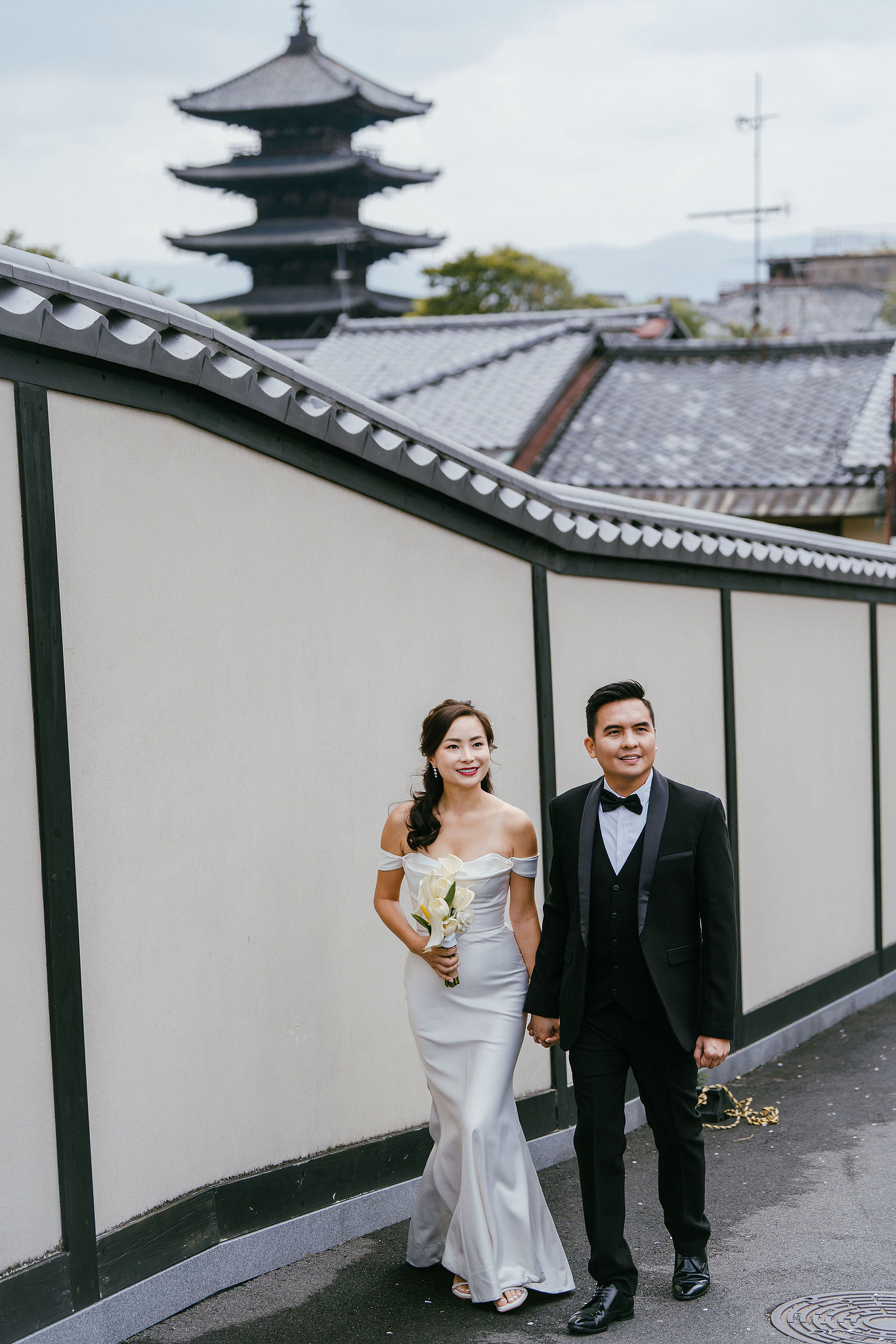 Kyoto Pre-Wedding Photoshoot | Gion Canal, Ninenzaka & Mount Wakakusa at Ninenzaka & Yasaka Pagoda pre-wedding photo