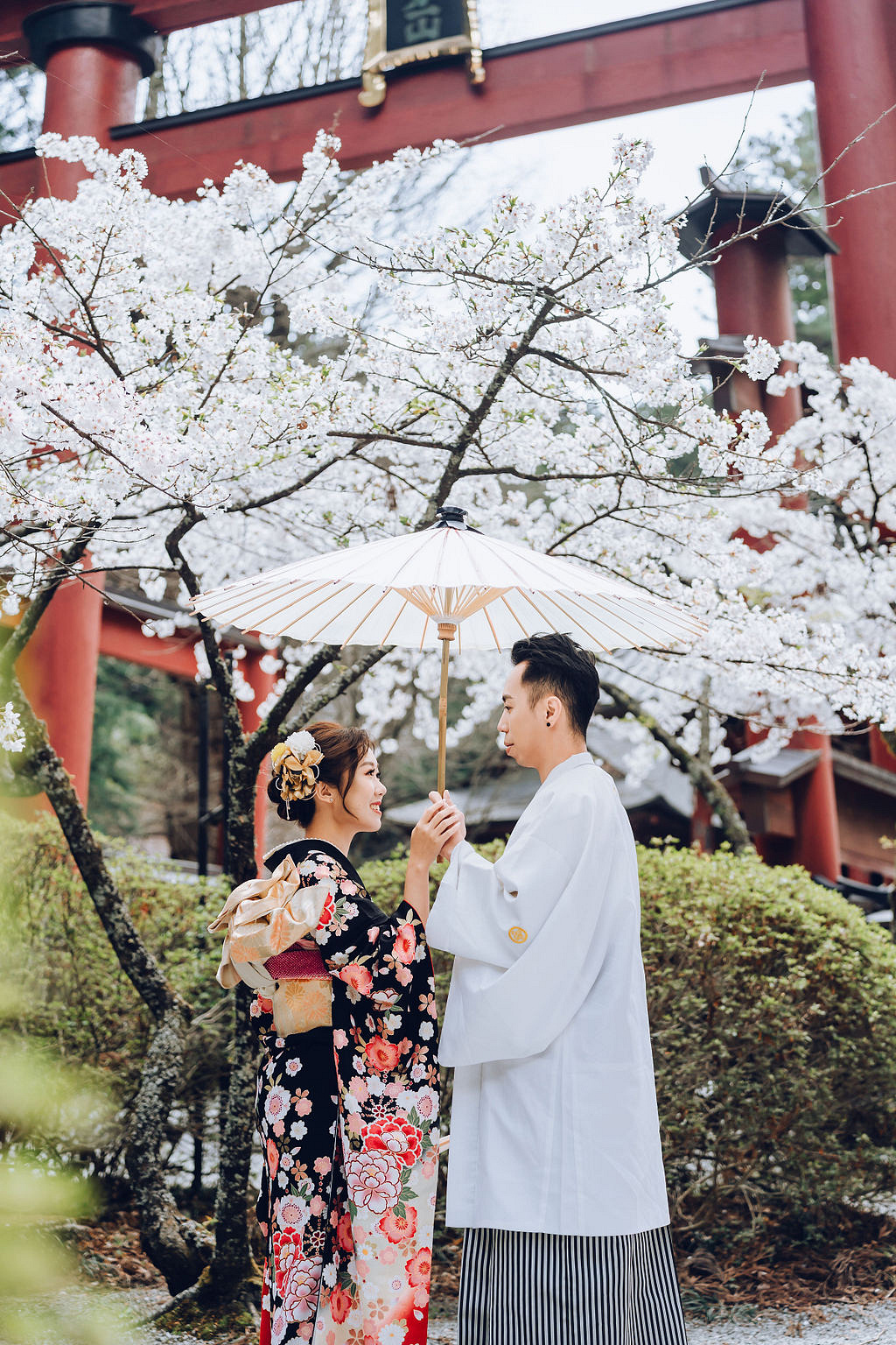 Tokyo & Mt Fuji Pre-Wedding Photoshoot | Mt Fuji Shrine, Chureito Pagoda & Lake Kawaguchiko at Mt Fuji Shrine pre-wedding photo