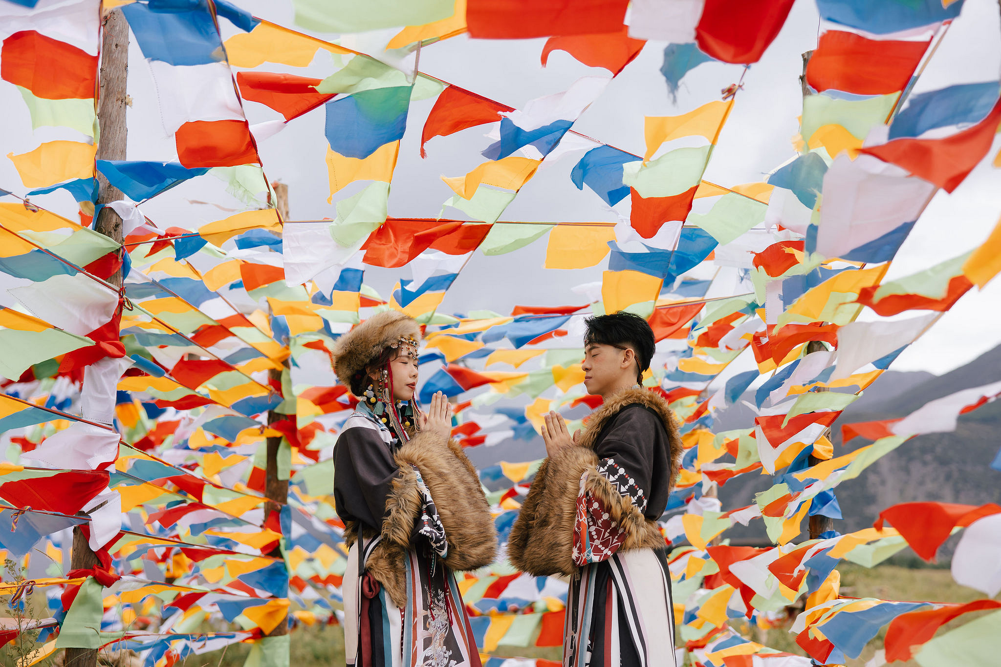 Yunnan Pre-Wedding Photoshoot Lijiang Dragon Jade Mountain Tribal Experience Ancient Town Hanfu at Yunnan Highland Pastures pre-wedding photo