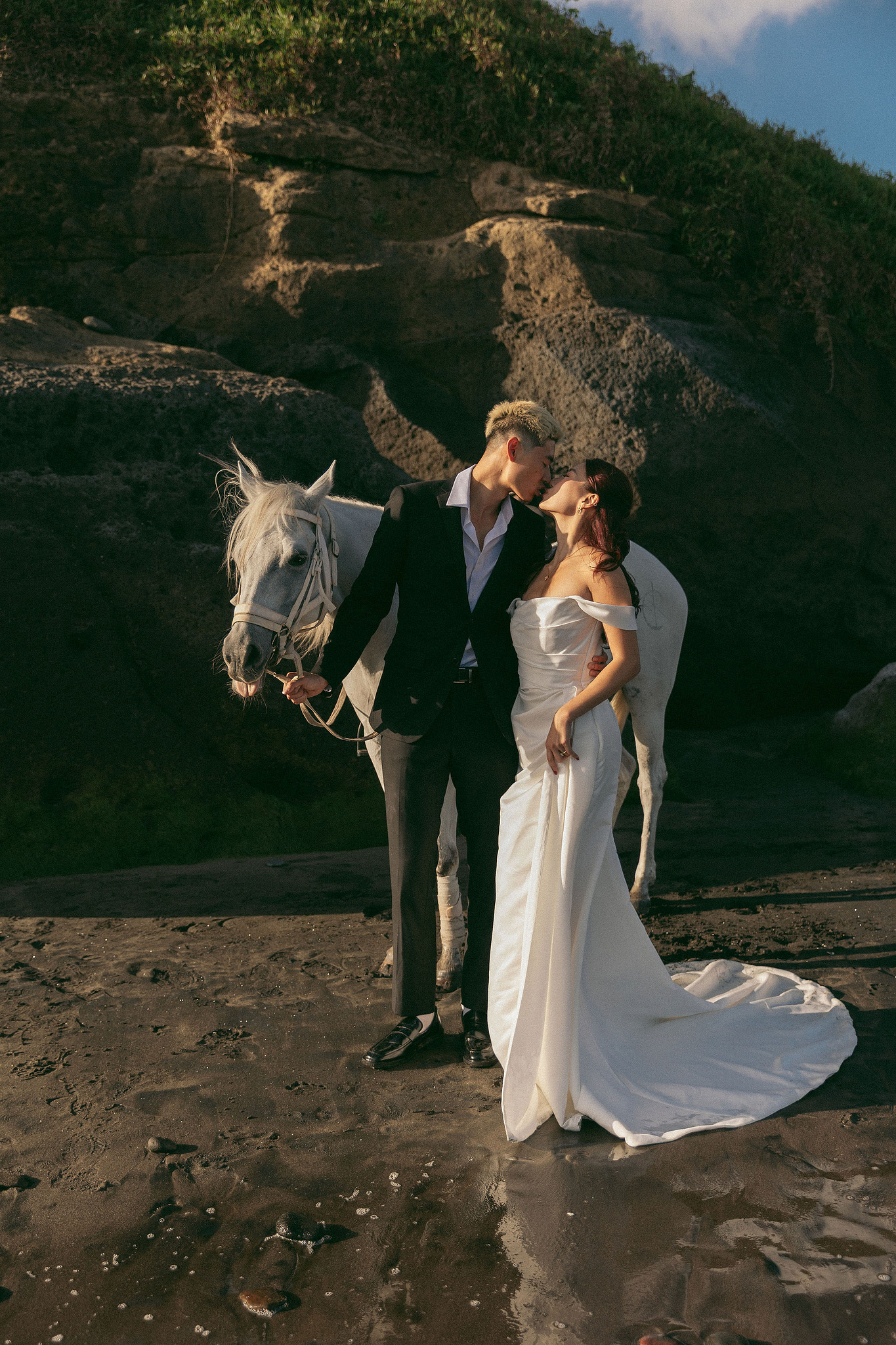 Bali Pre-Wedding Photoshoot | Mt. Batur Pinggan Village, Gelato Diner & Black Sand Beach at Beach   pre-wedding photo