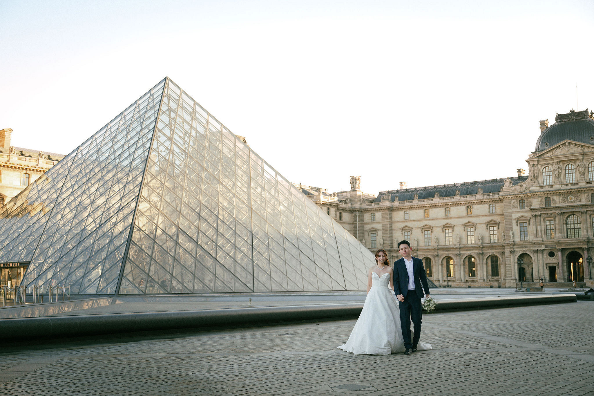 Paris Sunrise Pre-Wedding Photoshoot | Place du Trocadéro, Louvre, Parisian Café & Bir-Hakeim Bridge 巴黎日出婚紗攝影｜特羅卡德羅廣場、羅浮宮、巴黎咖啡館與比爾阿克姆橋 at Louvre pre-wedding photo