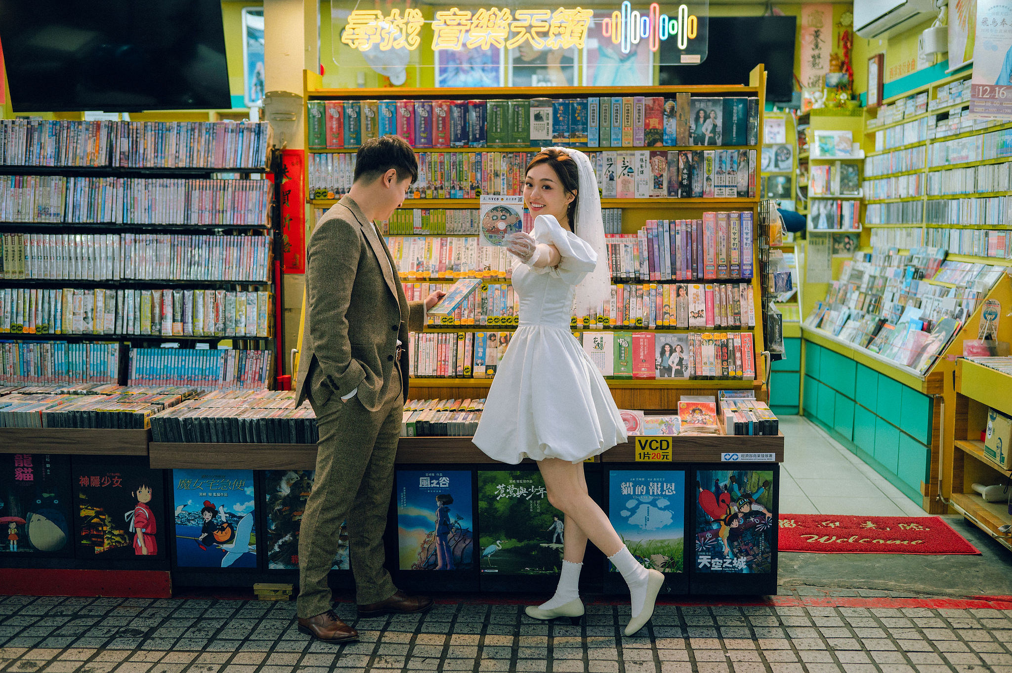 Taiwan Pre-Wedding Photoshoot | Dadaocheng, Nanjing Road & Huaxi Street at Huaxi Street pre-wedding photo