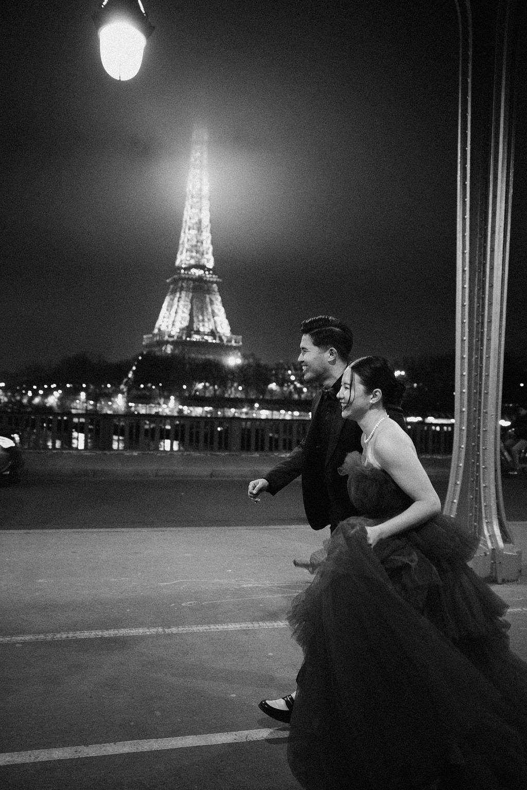 Paris Pre-Wedding Photoshoot with Eiﬀel Tower Louvre Museum Parisian Cafe Vintage Car Rooftop Night at Bir-Hakeim Bridge pre-wedding photo