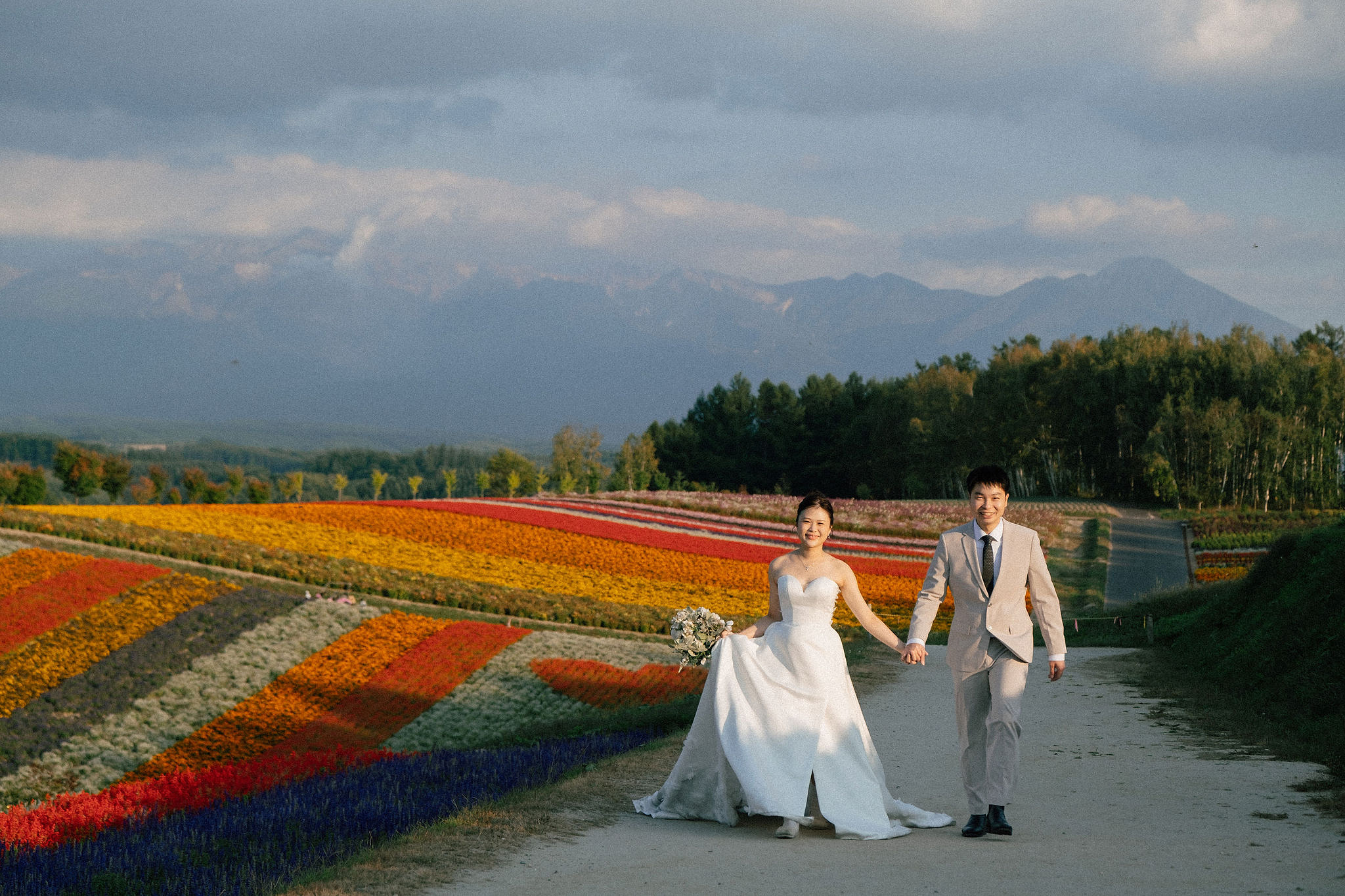 Furano, Hokkaido Pre-Wedding Photoshoot | Farm Chiyoda, Shikisai-no-oka & Ningle Terrace at Shikisai-no-oka pre-wedding photo