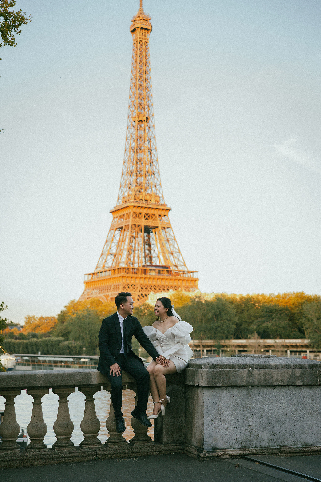 Paris Autumn Pre-Wedding Photoshoot | Avenue de Camoëns, Tuileries Garden, Louvre, Pont Alexandre III & Bir-Hakeim Bridge at Bir-Hakeim Bridge pre-wedding photo