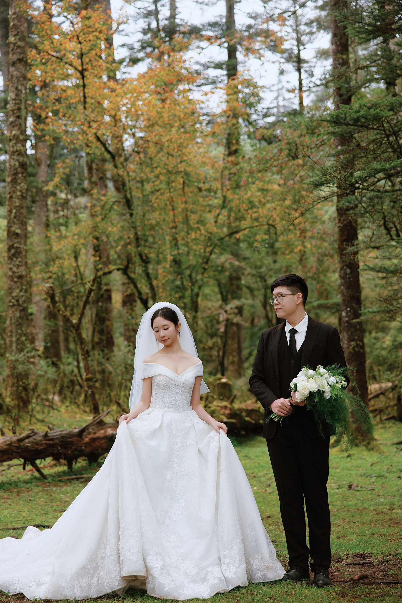 Lijiang, Yunnan Pre-Wedding Photoshoot | Spruce Meadow, Blue Moon Valley, Yulong Snow Mountain & Shuhe Ancient Town at Spruce Meadow pre-wedding photo