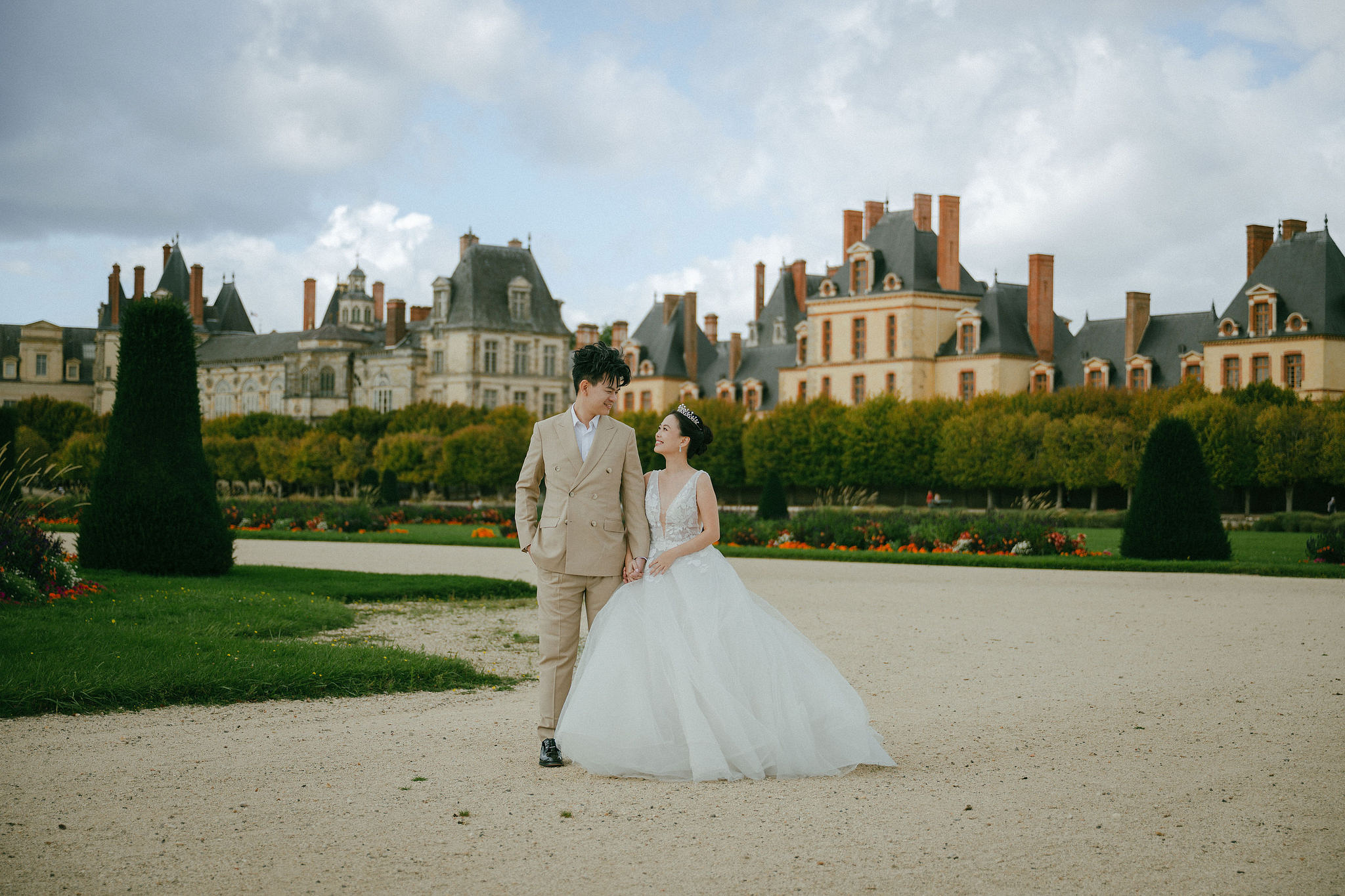 Paris Pre-Wedding Photoshoot | Bir-Hakeim Bridge, Paris Streets & Château de Fontainebleau at Château de Fontainebleau pre-wedding photo