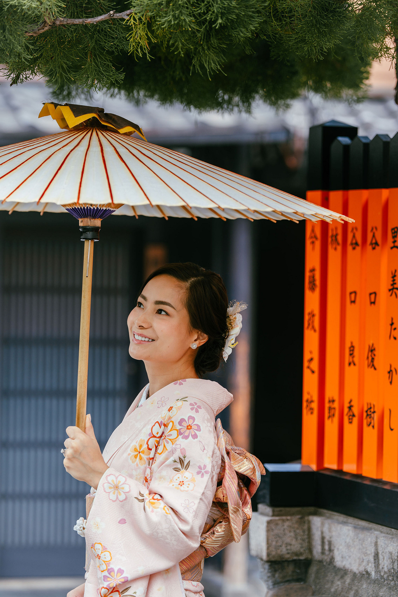 Kyoto Pre-Wedding Photoshoot | Gion Canal, Ninenzaka & Mount Wakakusa at Gion Shirakawa Canal pre-wedding photo