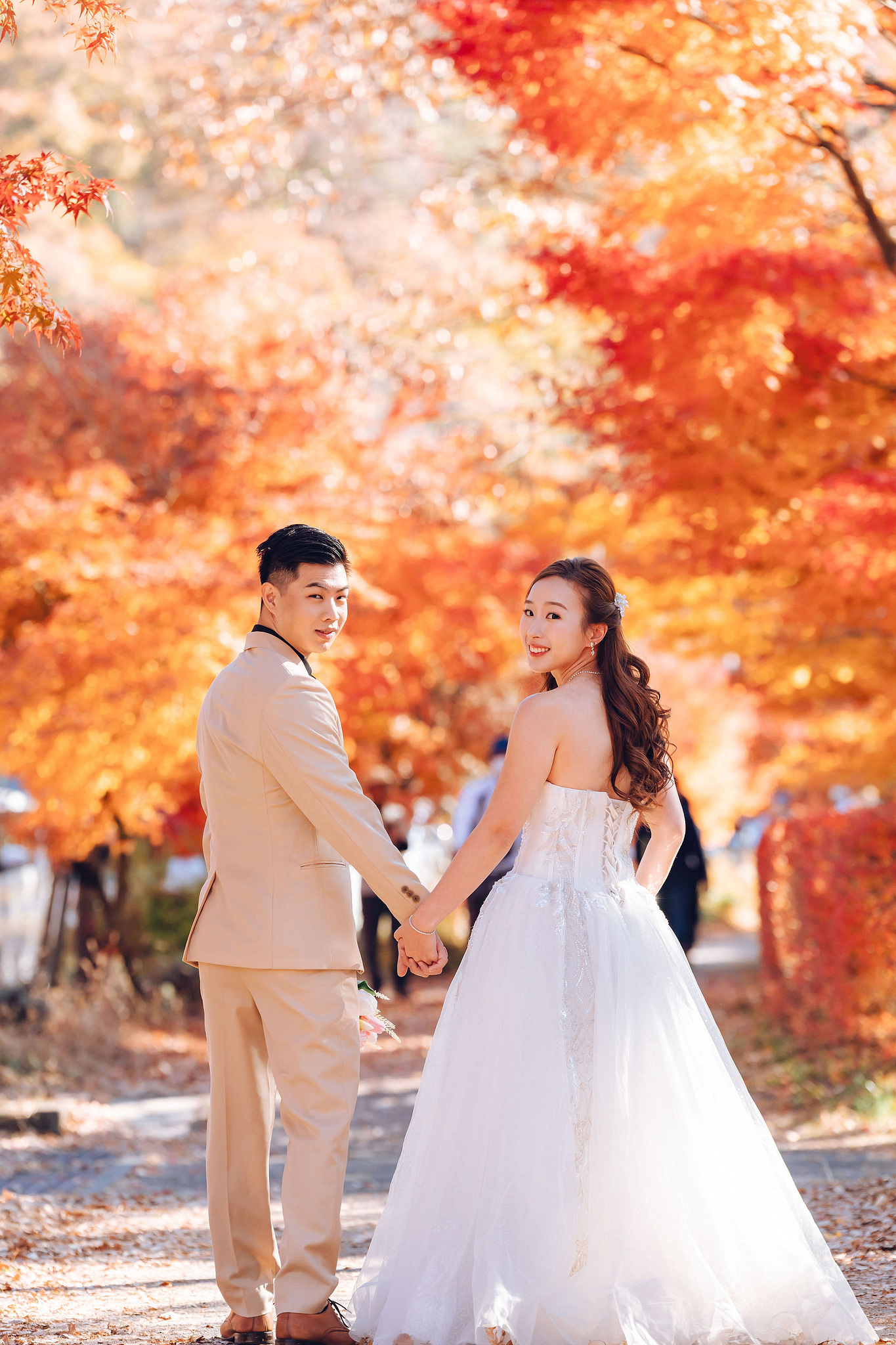 Tokyo & Mt Fuji Pre-Wedding Photoshoot | Maple Corridor, Lake Kawaguchiko & Shibuya Crossing at Maple Corridor (Momiji Kairo) pre-wedding photo