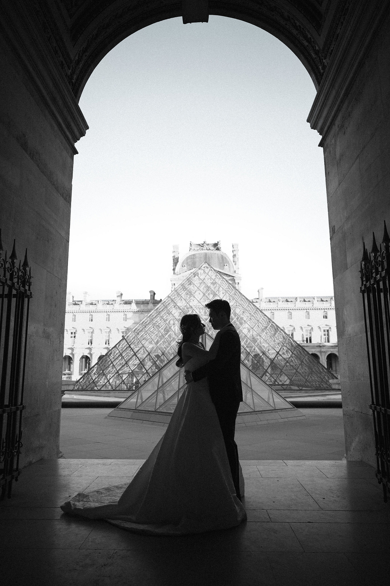 Paris Sunrise Pre-Wedding Photoshoot | Place du Trocadéro, Louvre, Parisian Café & Bir-Hakeim Bridge 巴黎日出婚紗攝影｜特羅卡德羅廣場、羅浮宮、巴黎咖啡館與比爾阿克姆橋 at Louvre pre-wedding photo