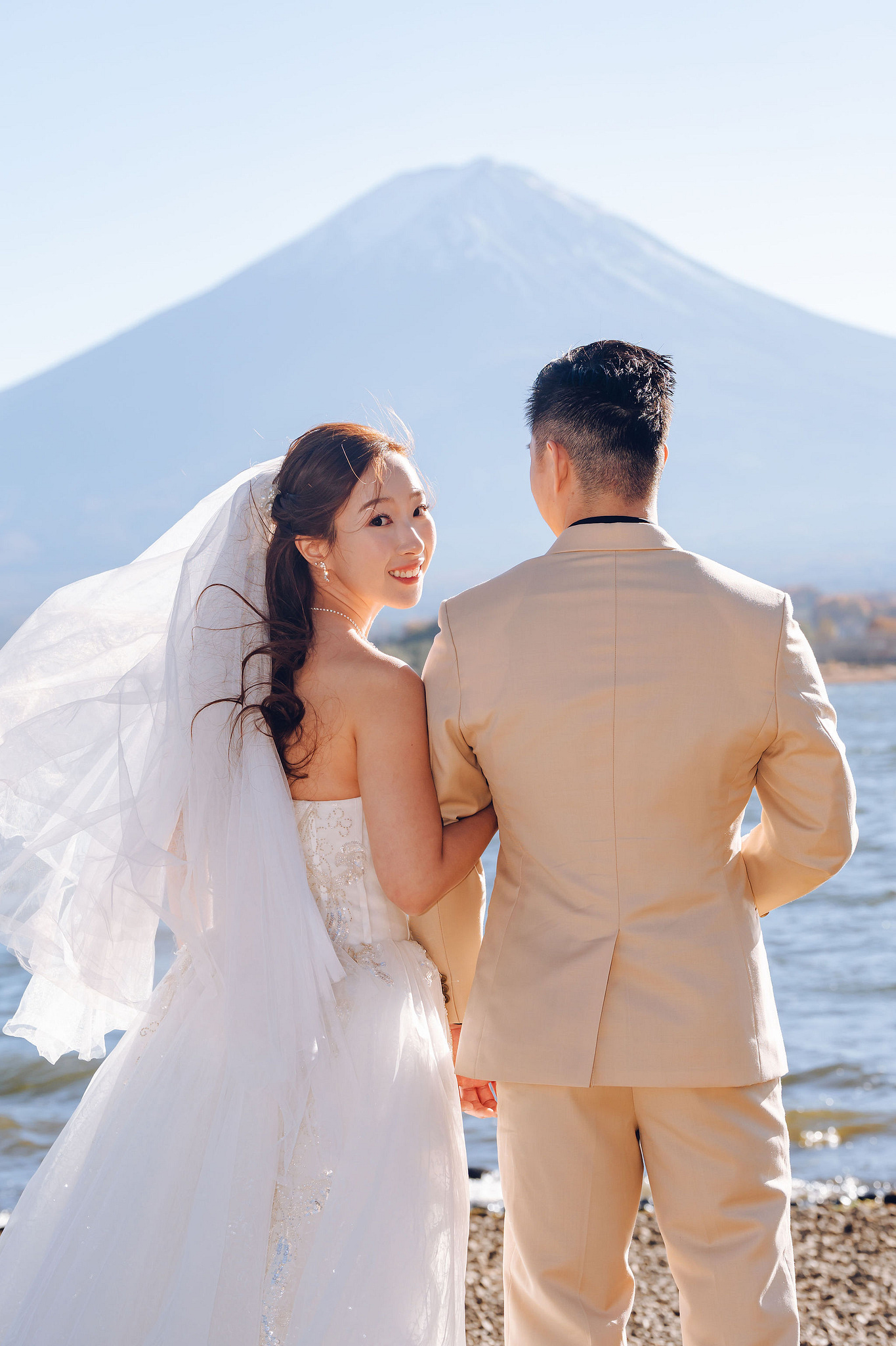 Tokyo & Mt Fuji Pre-Wedding Photoshoot | Maple Corridor, Lake Kawaguchiko & Shibuya Crossing at Lake Kawaguchiko pre-wedding photo