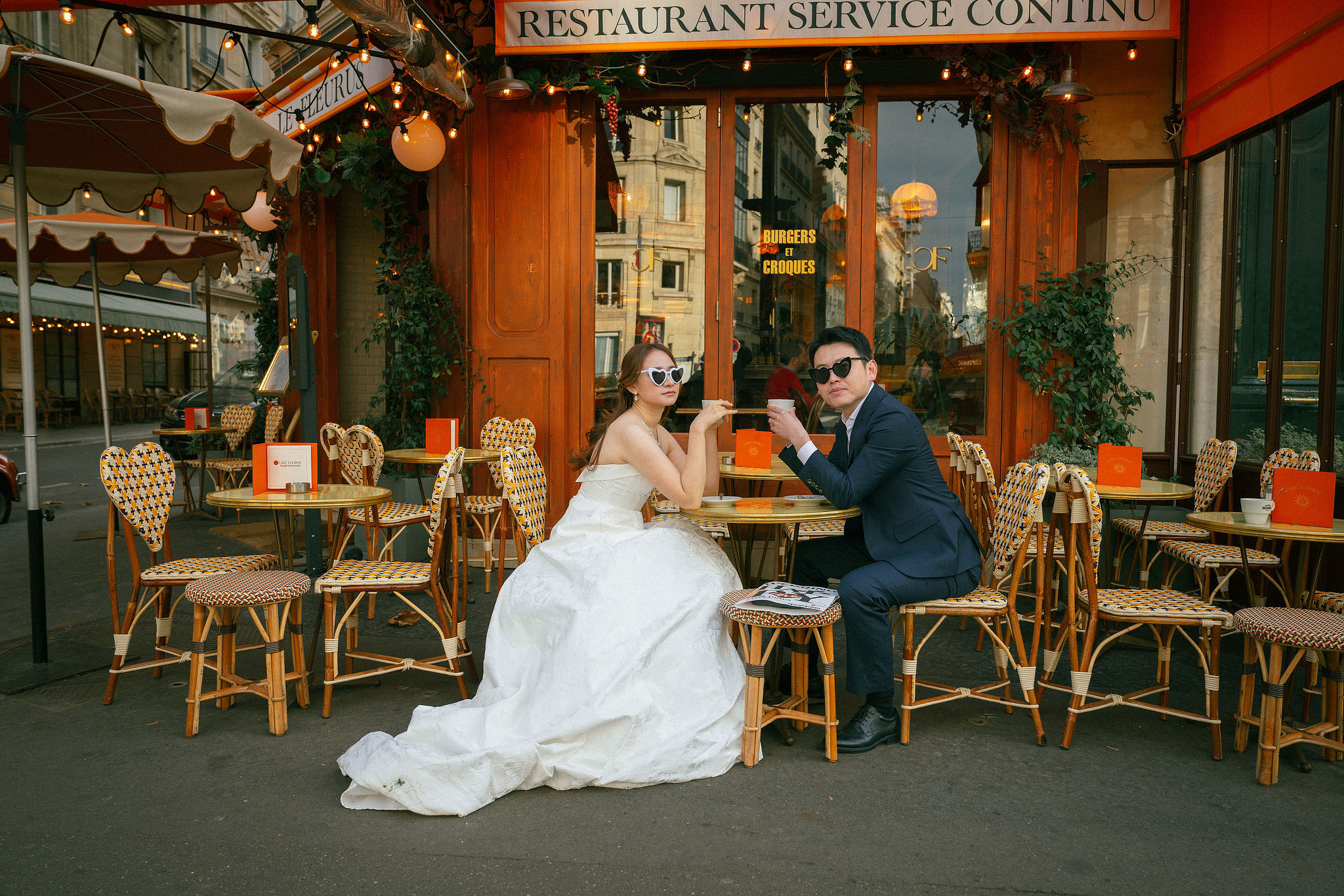 Paris Sunrise Pre-Wedding Photoshoot | Place du Trocadéro, Louvre, Parisian Café & Bir-Hakeim Bridge 巴黎日出婚紗攝影｜特羅卡德羅廣場、羅浮宮、巴黎咖啡館與比爾阿克姆橋 at Parisian Café pre-wedding photo