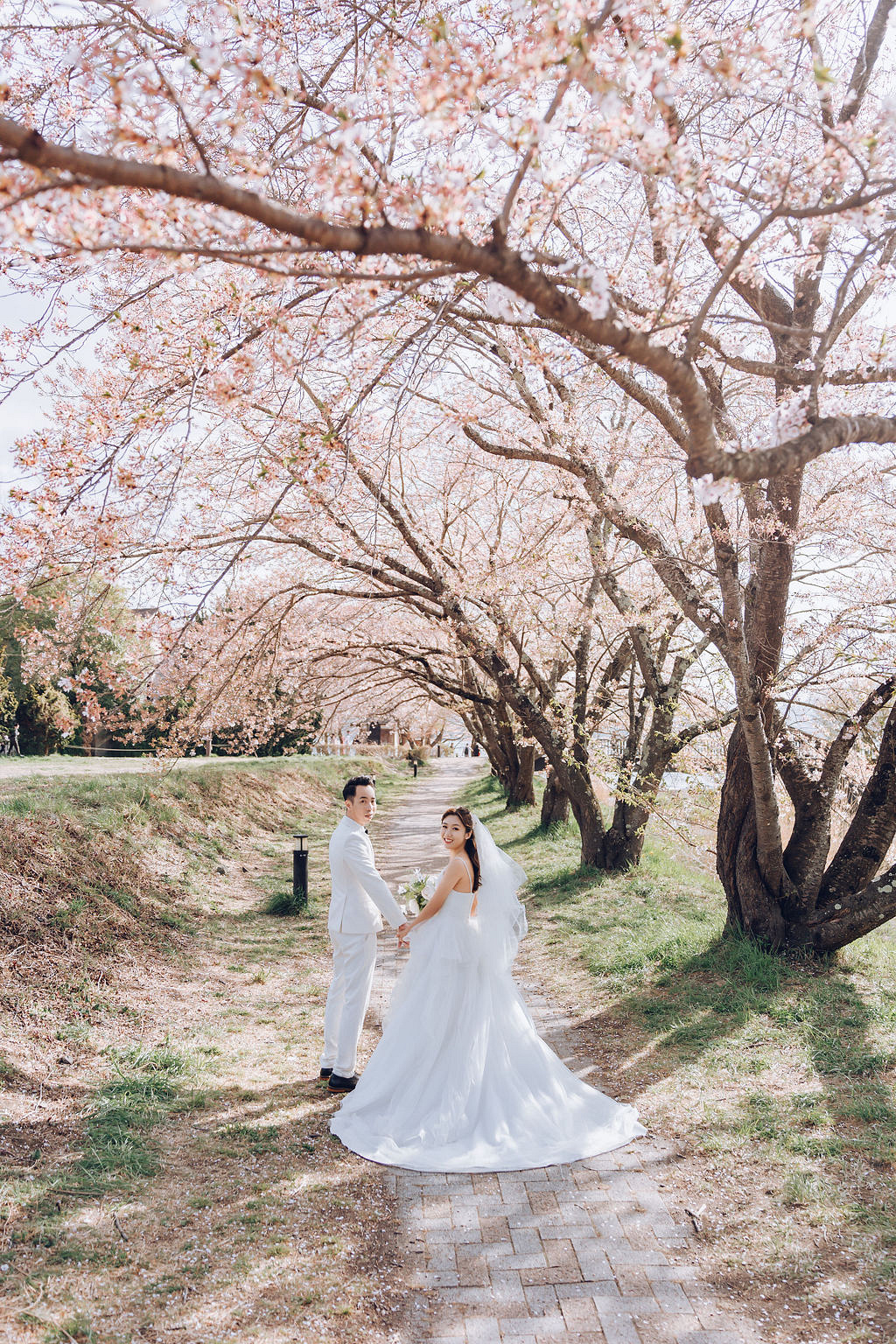 Tokyo & Mt Fuji Pre-Wedding Photoshoot | Mt Fuji Shrine, Chureito Pagoda & Lake Kawaguchiko at Lake Kawaguchiko pre-wedding photo