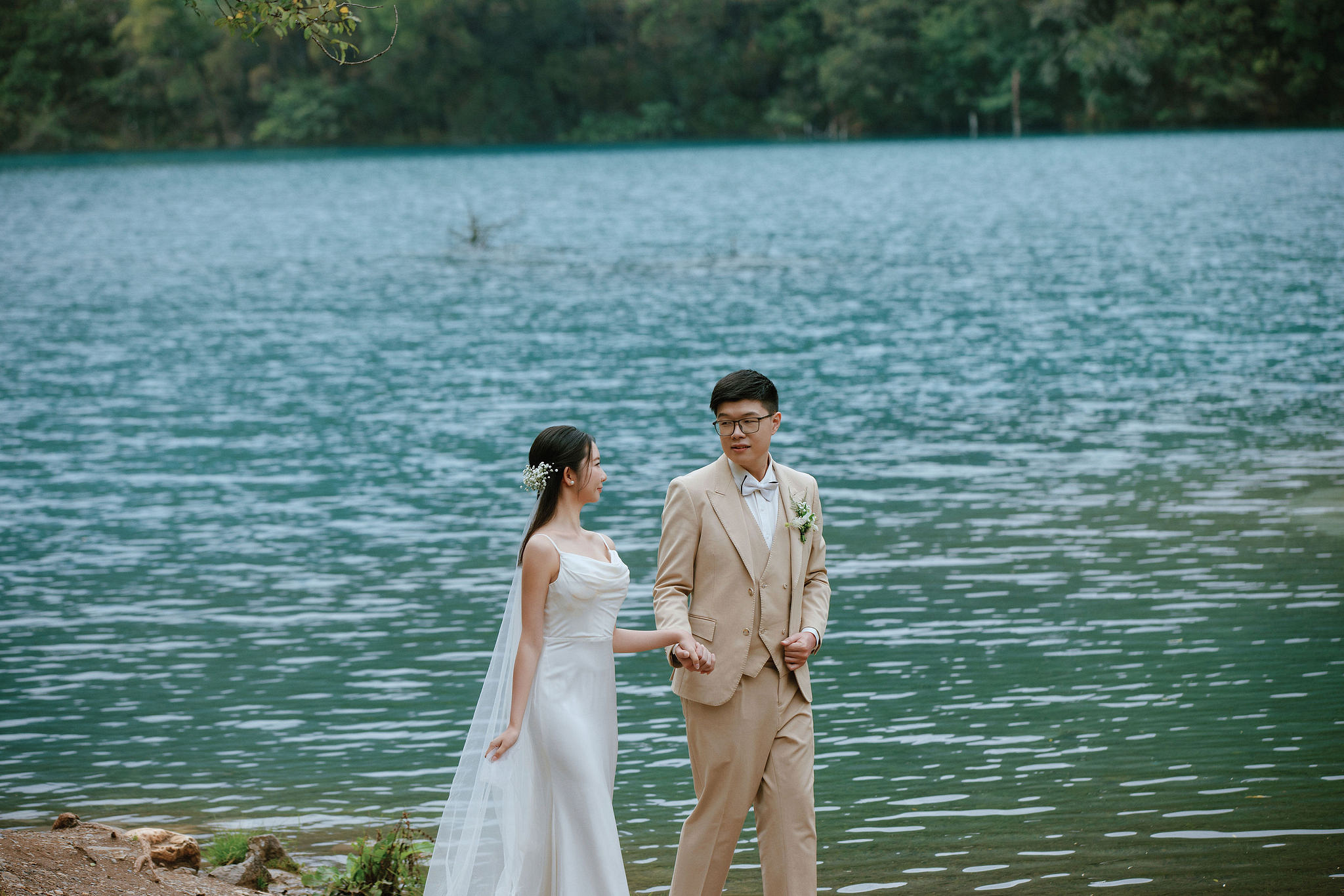Lijiang, Yunnan Pre-Wedding Photoshoot | Spruce Meadow, Blue Moon Valley, Yulong Snow Mountain & Shuhe Ancient Town at Blue Moon Valley pre-wedding photo