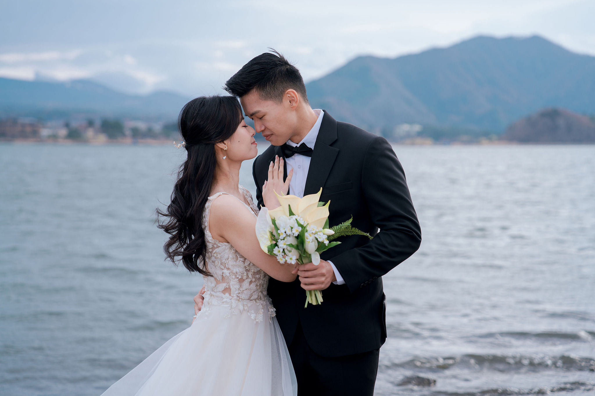 Tokyo & Mt Fuji Pre-Wedding Photoshoot | Senso-Ji Temple, Tokyo Park & Lake Kawaguchiko at Lake Kawaguchiko pre-wedding photo