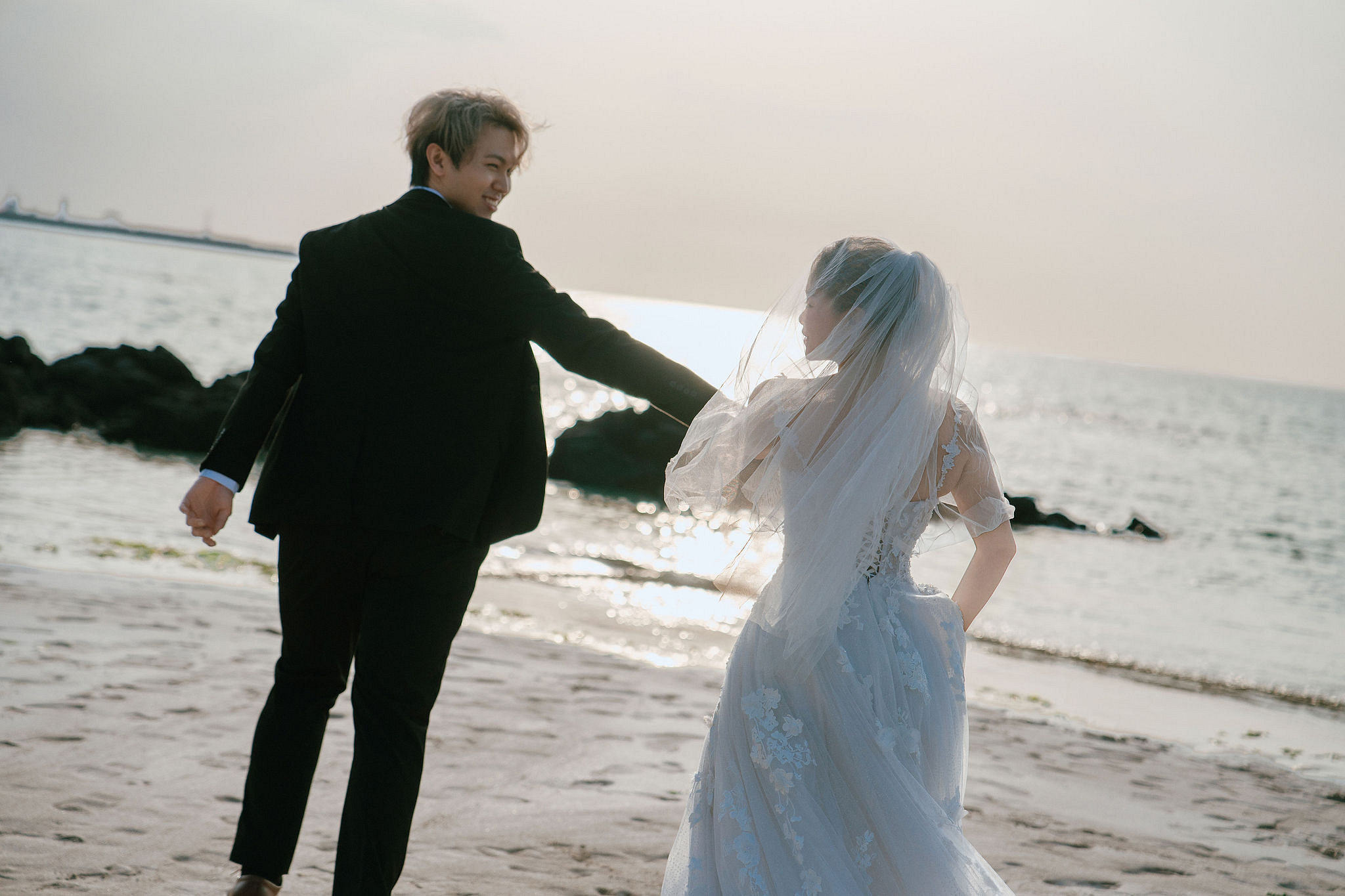 Jeju Pre-Wedding Photoshoot | Sangye-dong Forest, Yerae Ecological Park & Hyeopjae Beach at Hyeopjae Beach pre-wedding photo