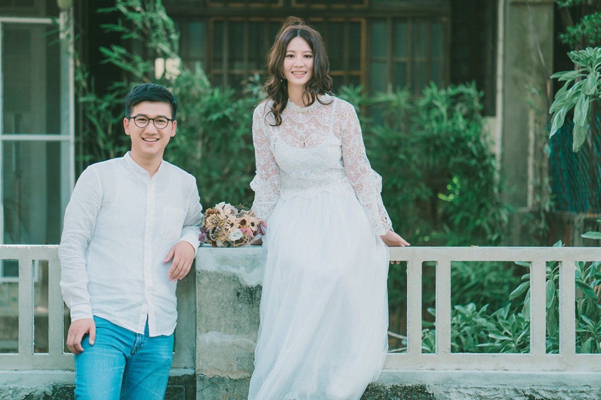 Taiwan Pre-Wedding Photoshoot Local Neighbourhood Street Garden Beach by  on OneThreeOneFour 12