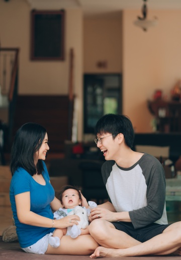 Singapore Family Photoshoot With Newborn Baby At Home