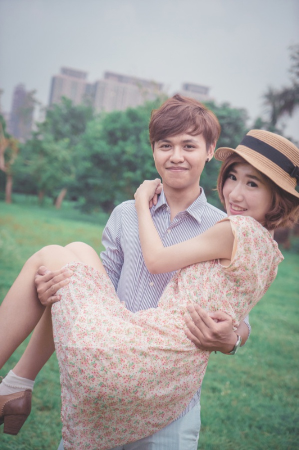 Taiwan Casual Couple Photoshoot At The Park During Autumn  by Star  on OneThreeOneFour 6
