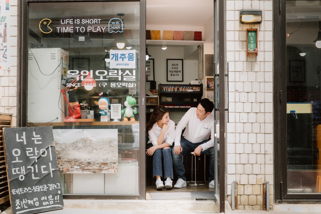 Casual Couple Shoot At Traditional Seochon Village In Korea by Jungyeol on OneThreeOneFour 0