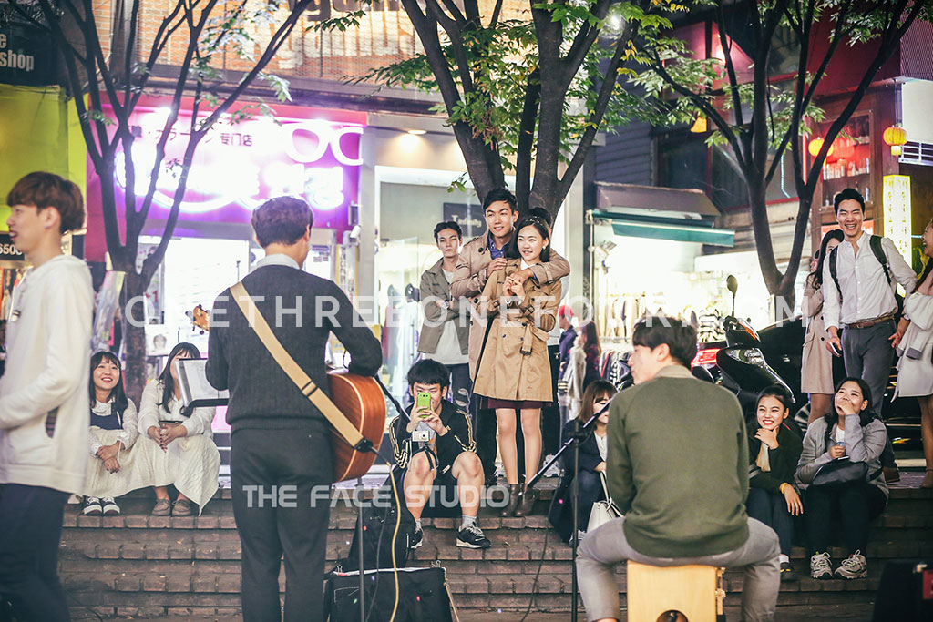 [AUTUMN] Korean Studio Pre-Wedding Photography: Night Streets of Hongdae (홍대) (Outdoor) by The Face Studio on OneThreeOneFour 4