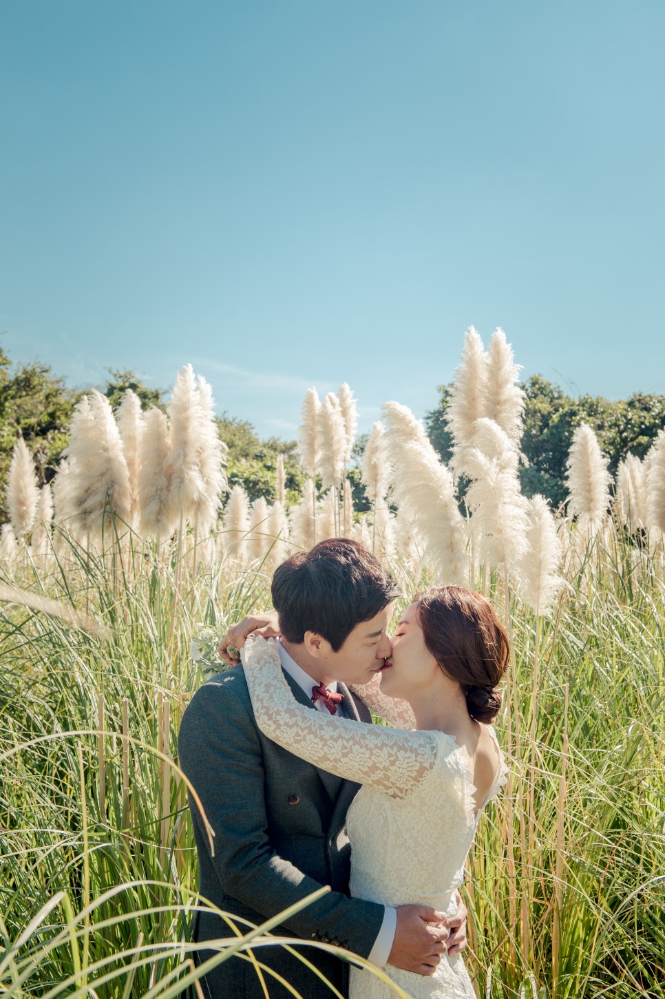 Korea Outdoor Pre-Wedding Photoshoot At Jeju Island with Silvergrass by Geunjoo on OneThreeOneFour 7