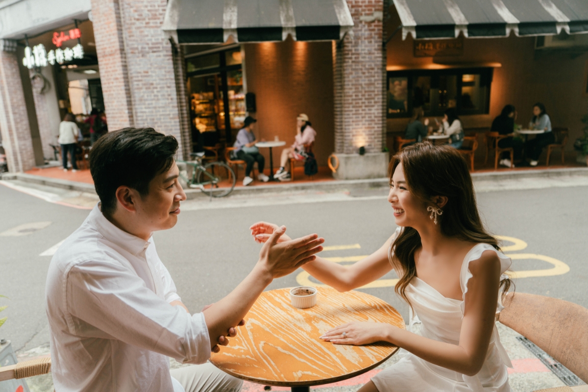 Taiwan Pre-Wedding Photoshoot Dadaocheng Golden Waterfall Jiufen Night Shoot Indoor Studio by OneThreeOneFour on OneThreeOneFour 23